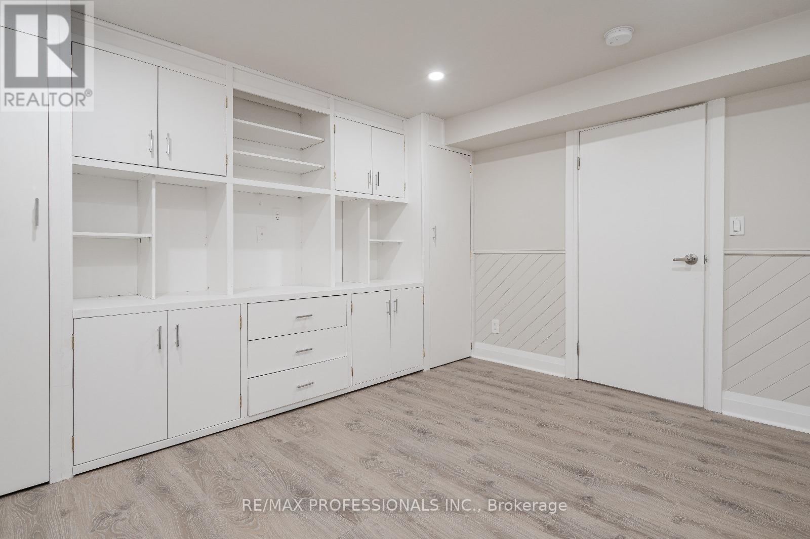 364 Rathburn Road, Toronto, Ontario  M9B 2M1 - Photo 5 - W12828830