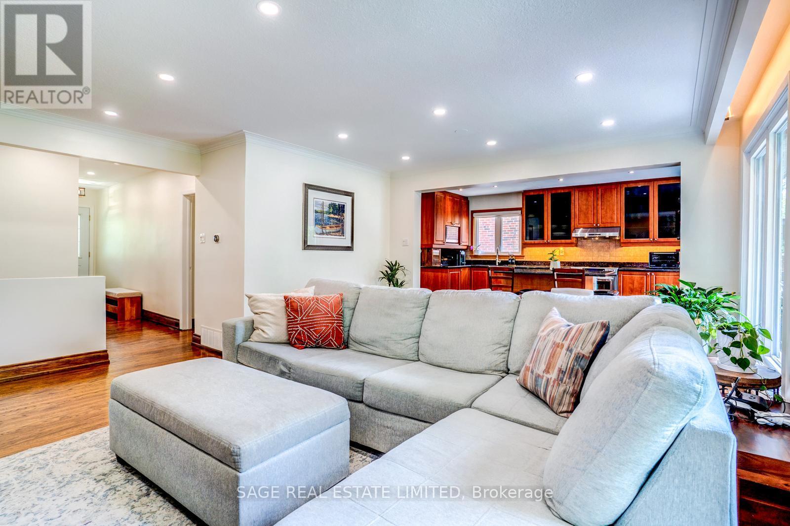 81 Decarie Circle, Toronto, Ontario M9B 3J1 - Photo 10 - W13184662