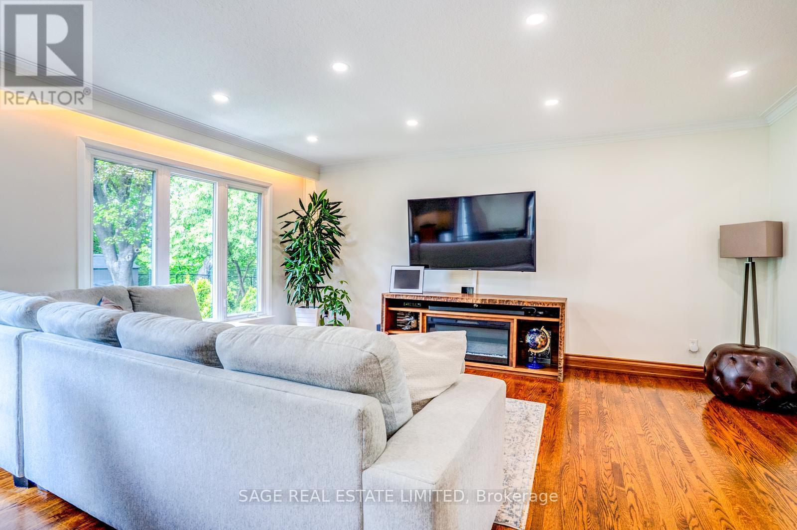 81 Decarie Circle, Toronto, Ontario M9B 3J1 - Photo 11 - W13184662