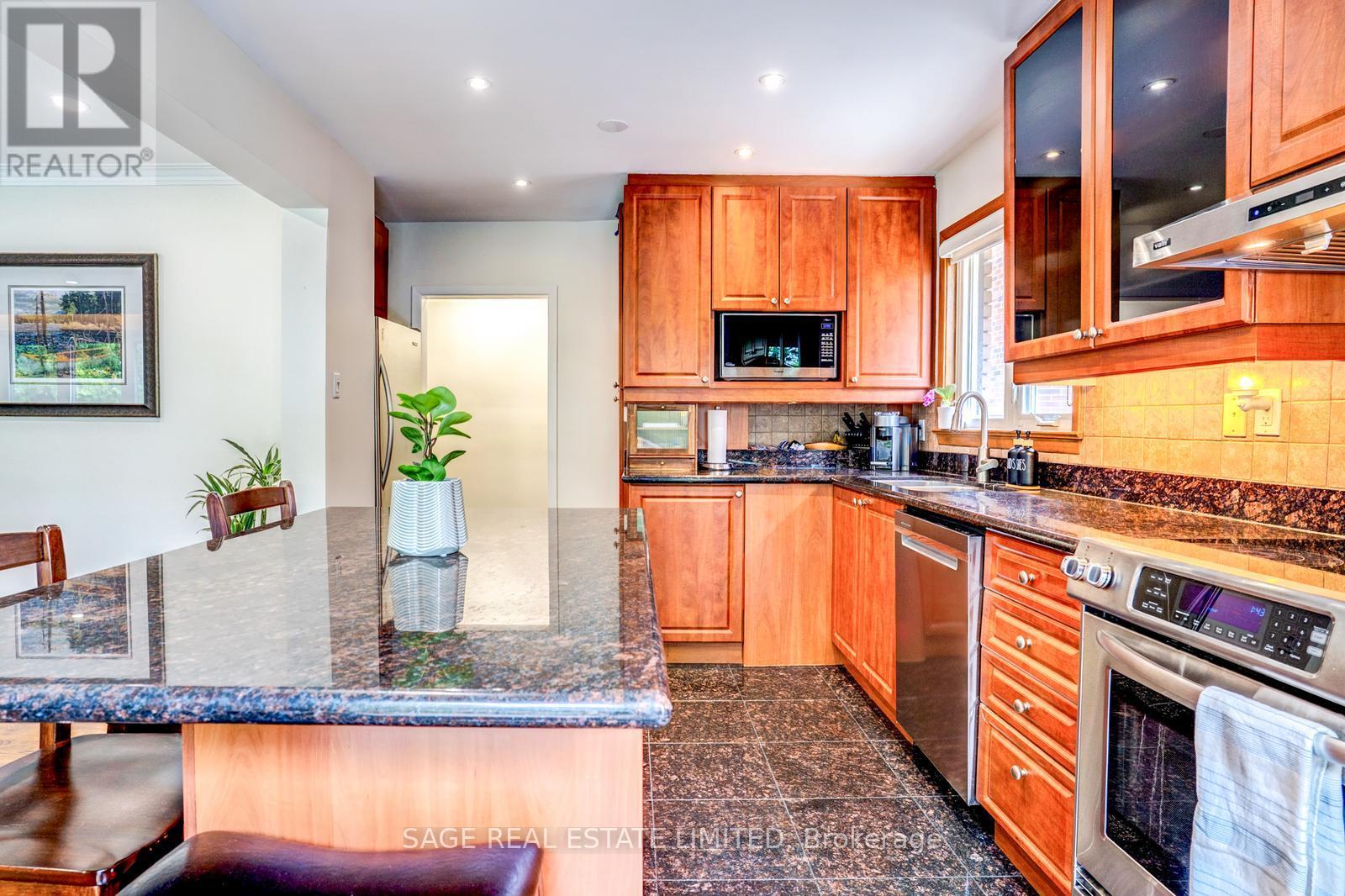 81 Decarie Circle, Toronto, Ontario M9B 3J1 - Photo 17 - W13184662
