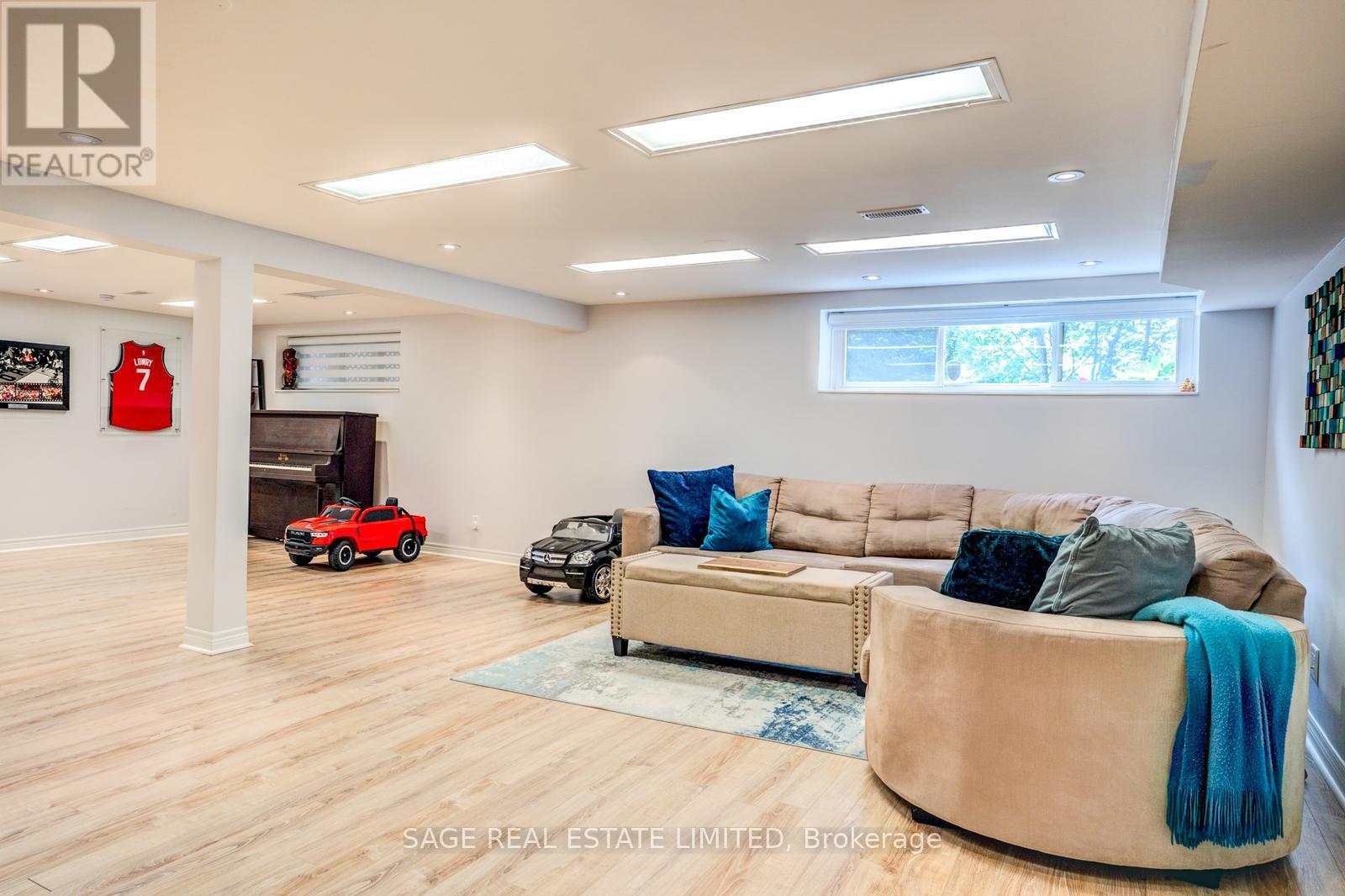 81 Decarie Circle, Toronto, Ontario M9B 3J1 - Photo 33 - W13184662