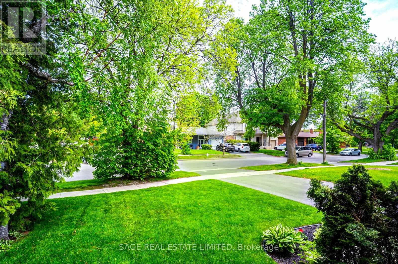 81 Decarie Circle, Toronto, Ontario M9B 3J1 - Photo 4 - W13184662
