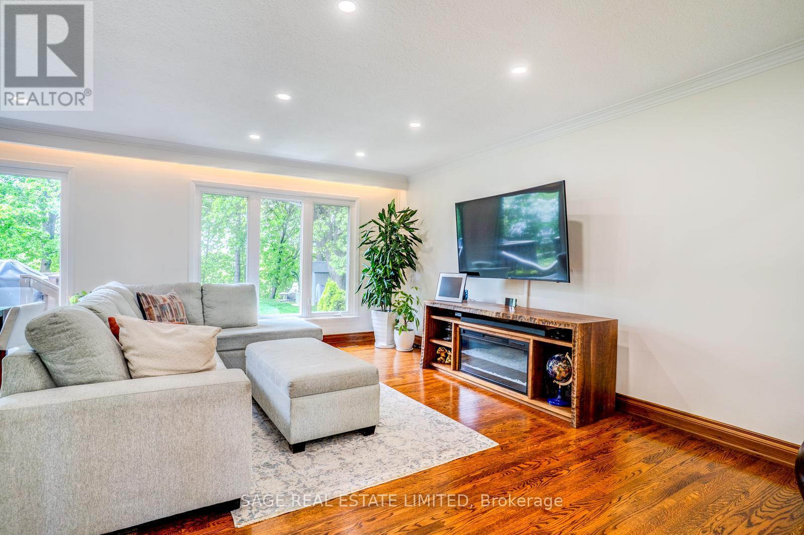 81 Decarie Circle, Toronto, Ontario M9B 3J1 - Photo 6 - W13184662