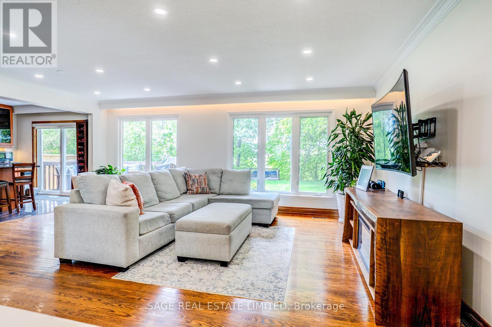 81 Decarie Circle, Toronto, Ontario M9B 3J1 - Photo 7 - W13184662