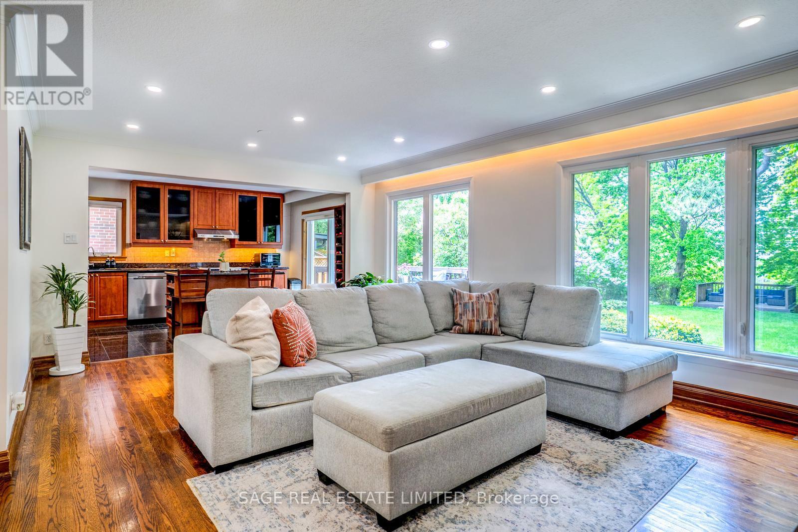 81 Decarie Circle, Toronto, Ontario M9B 3J1 - Photo 8 - W13184662