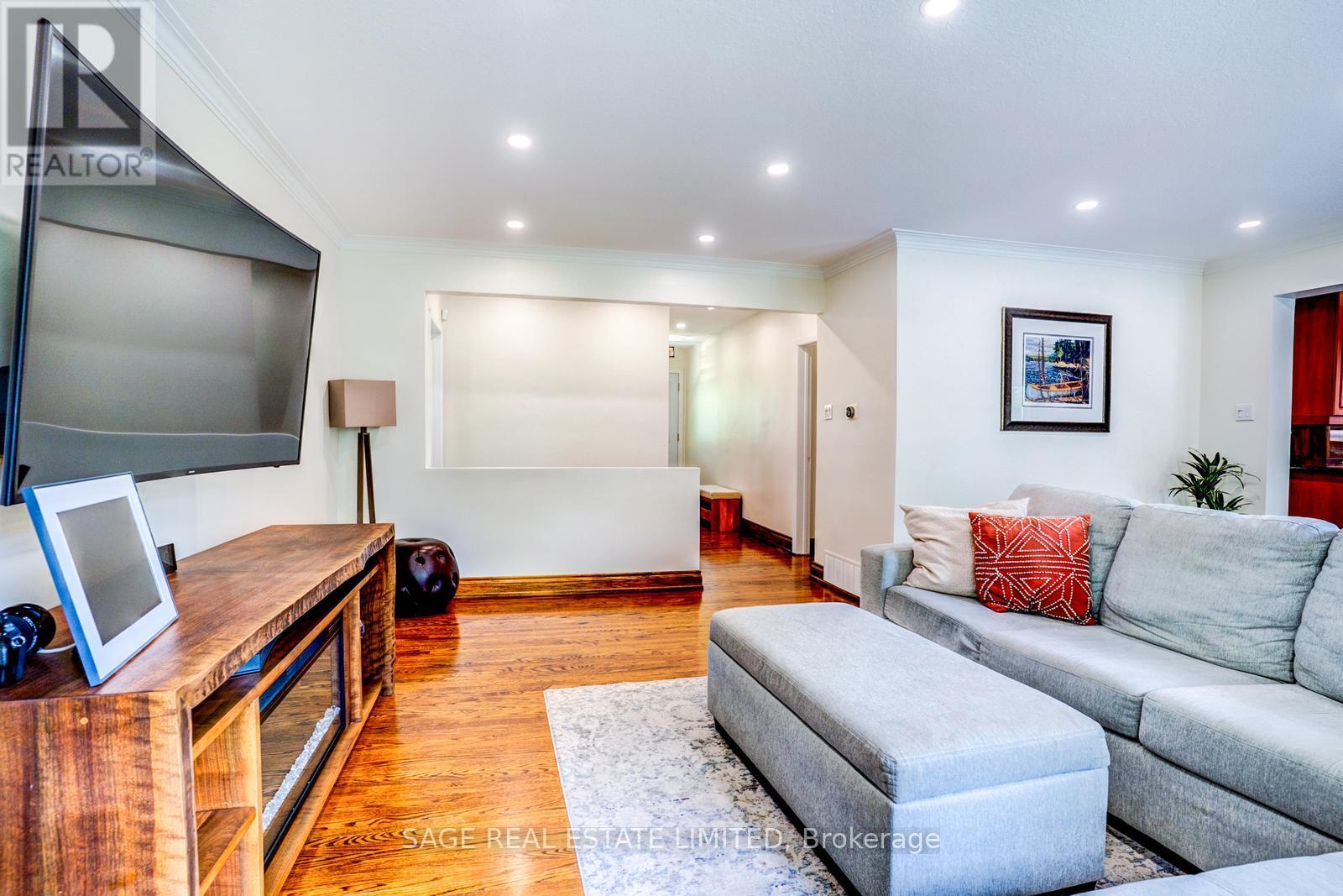 81 Decarie Circle, Toronto, Ontario M9B 3J1 - Photo 9 - W13184662