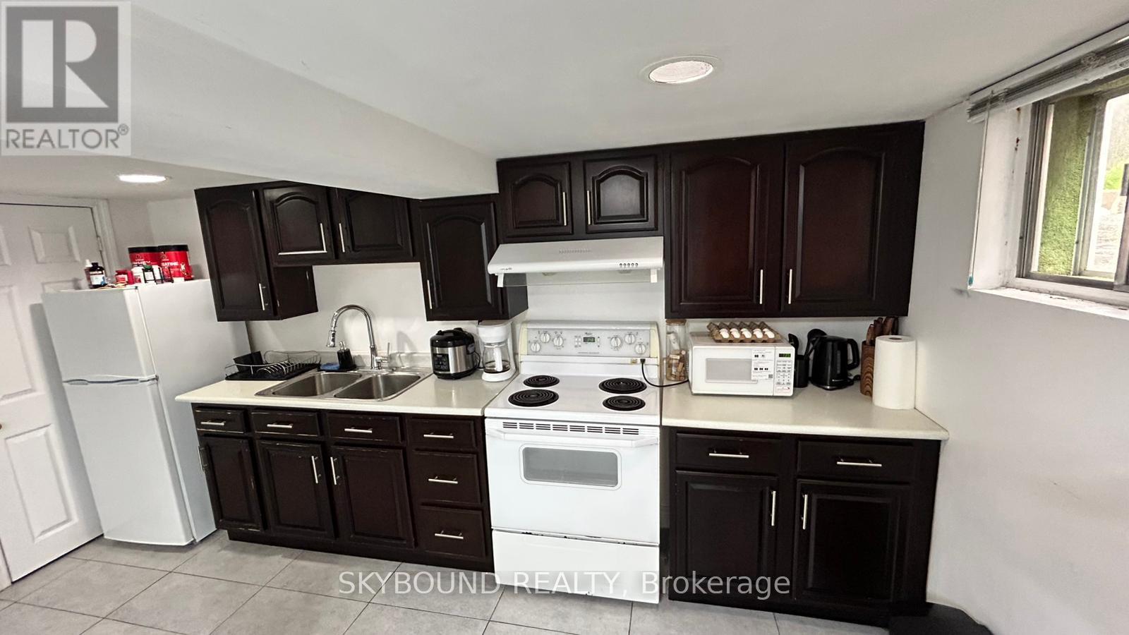 Lower - 8 Runnymede Road, Toronto, Ontario  M6S 2Y2 - Photo 2 - W13185962