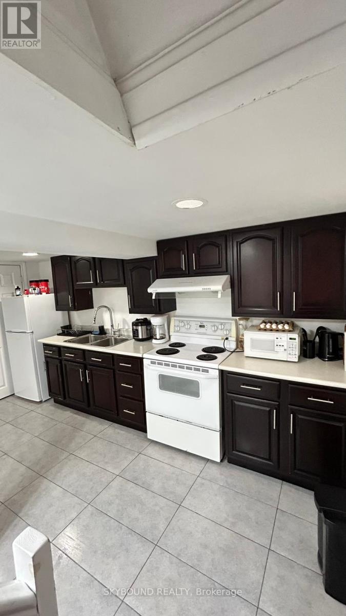 Lower - 8 Runnymede Road, Toronto, Ontario  M6S 2Y2 - Photo 4 - W13185962