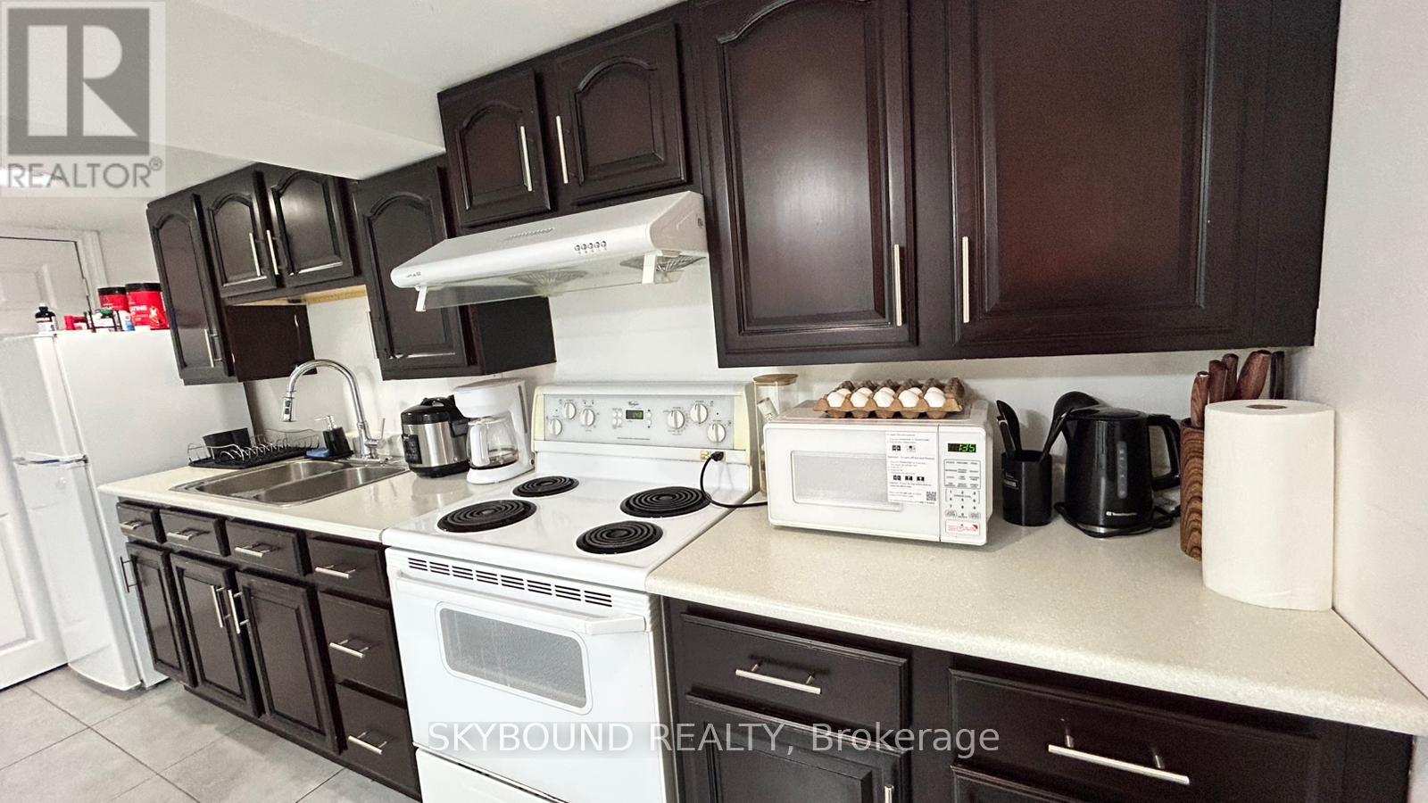 Lower - 8 Runnymede Road, Toronto, Ontario  M6S 2Y2 - Photo 5 - W13185962