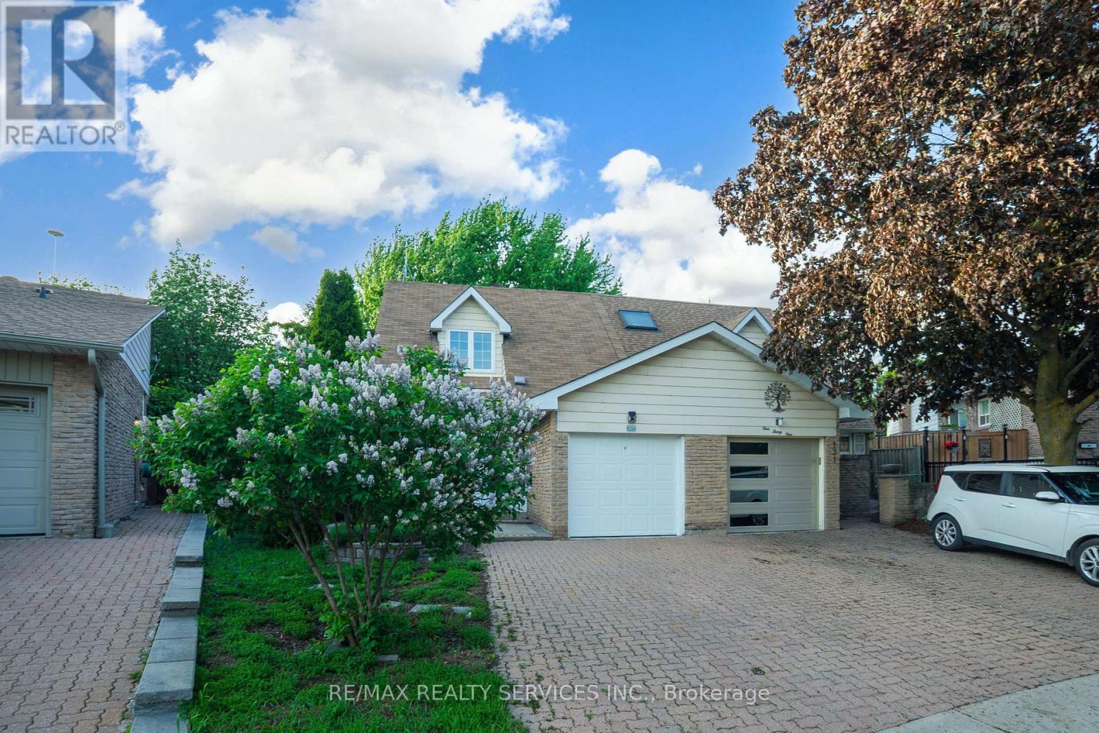 129 Salisbury Circle, Brampton, Ontario  L6V 2Z4 - Photo 2 - W13186054