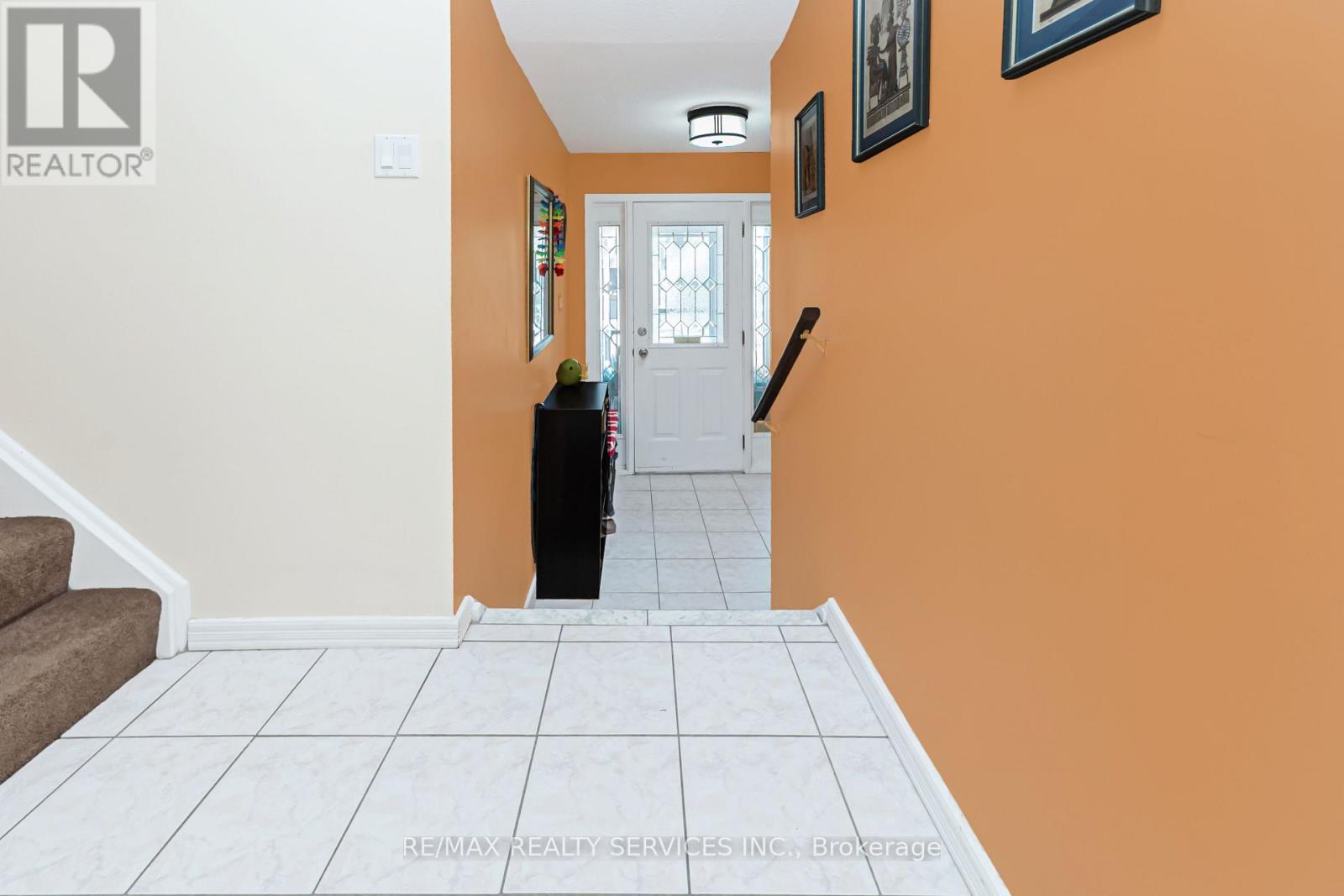 129 Salisbury Circle, Brampton, Ontario  L6V 2Z4 - Photo 4 - W13186054