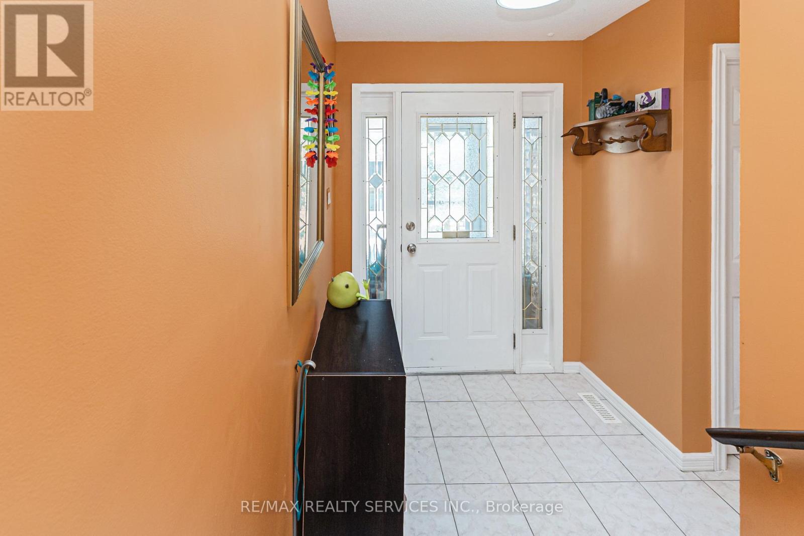 129 Salisbury Circle, Brampton, Ontario  L6V 2Z4 - Photo 5 - W13186054
