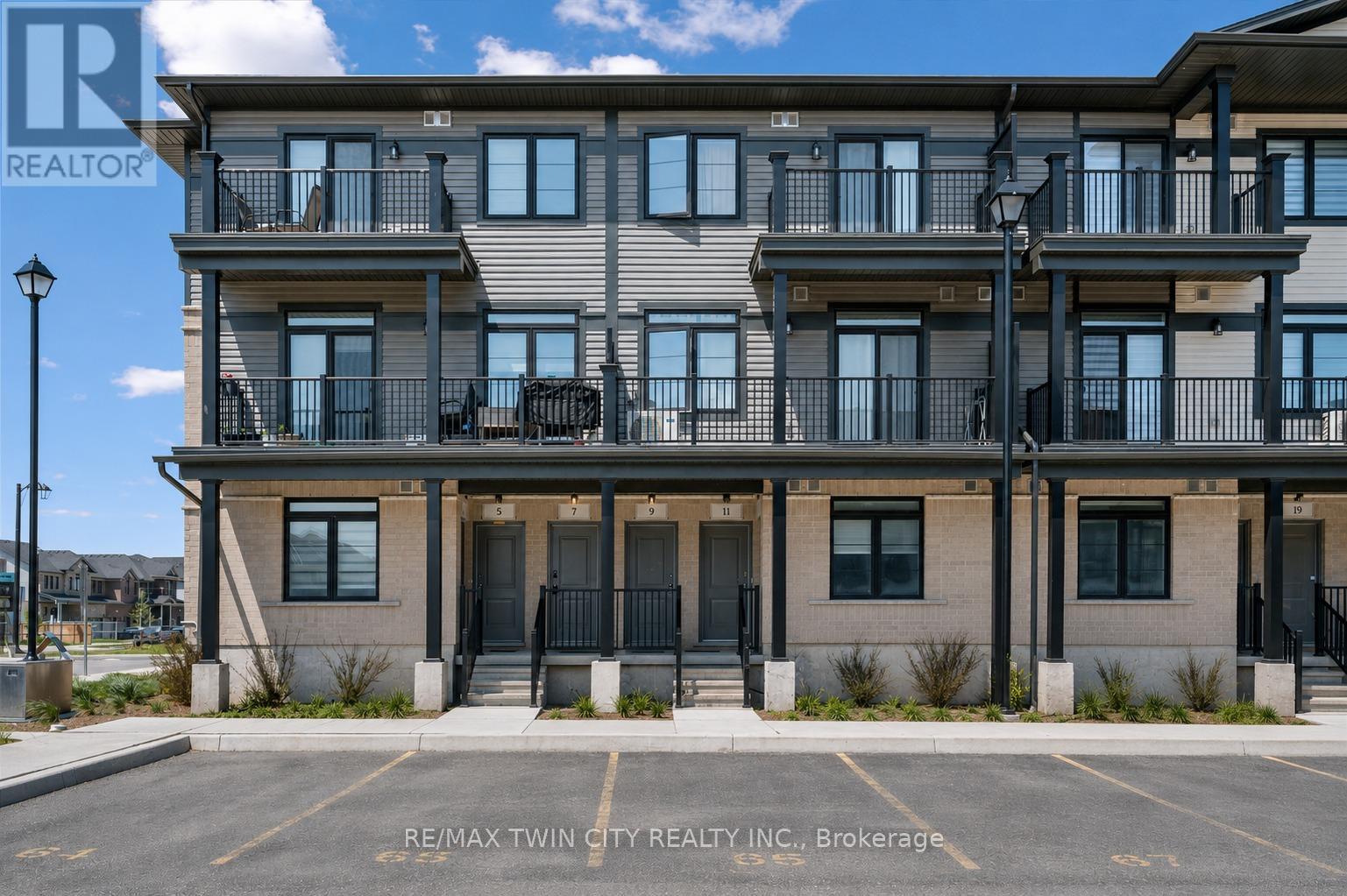 9 LOMOND LANE, Kitchener, Ontario