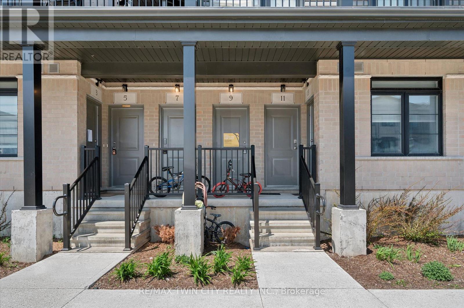 9 Lomond Lane, Kitchener, Ontario  N2R 0T6 - Photo 3 - X13185642