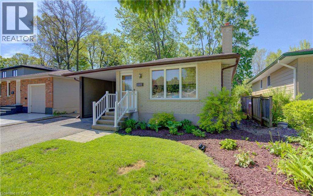 527 Fallingbrook Drive, Waterloo, Ontario N2L 4N2 - Photo 4 - 40833804