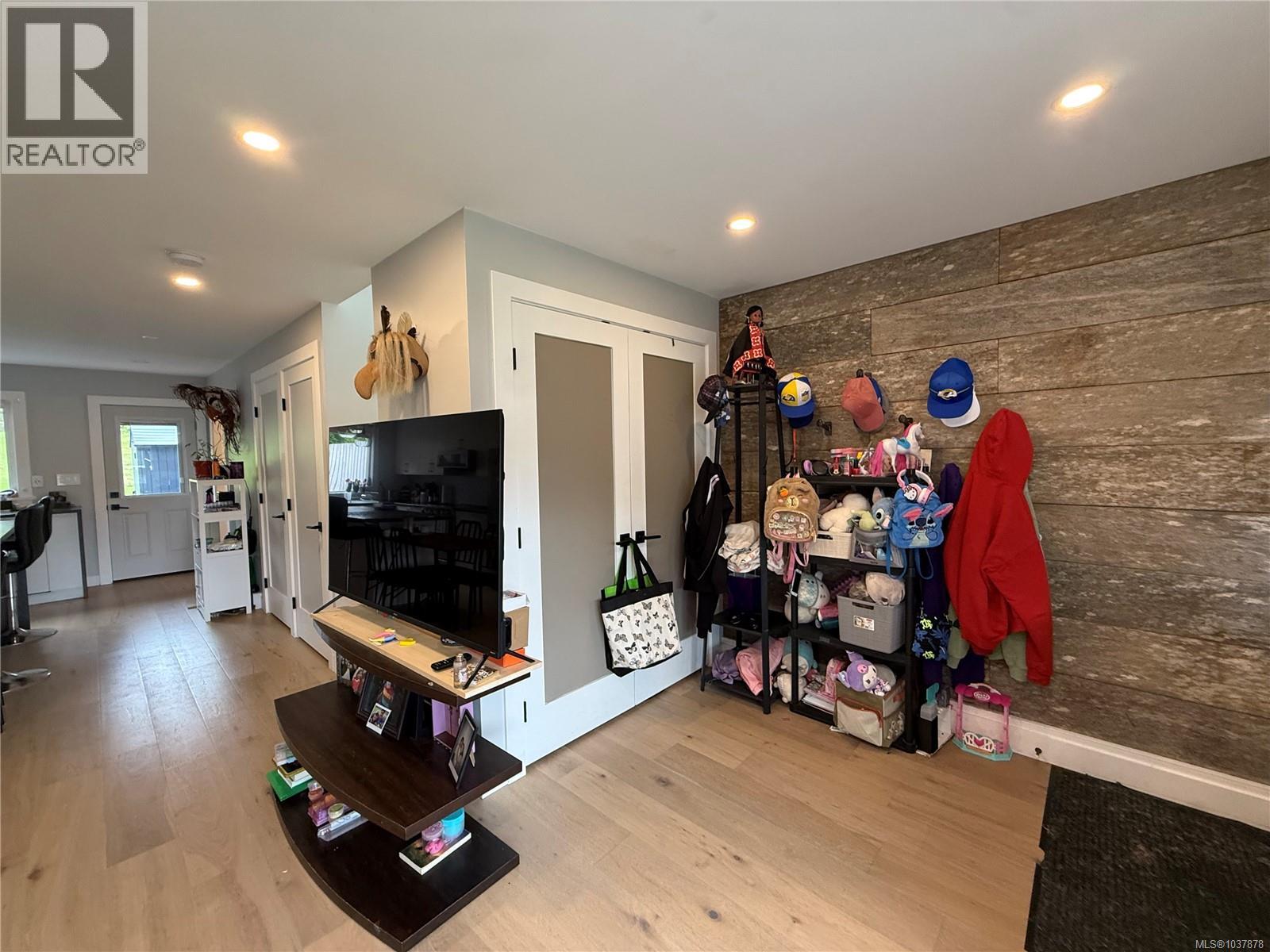 9572 Carnarvon Pl, Port Hardy, British Columbia  V0N 2P0 - Photo 2 - 1037878