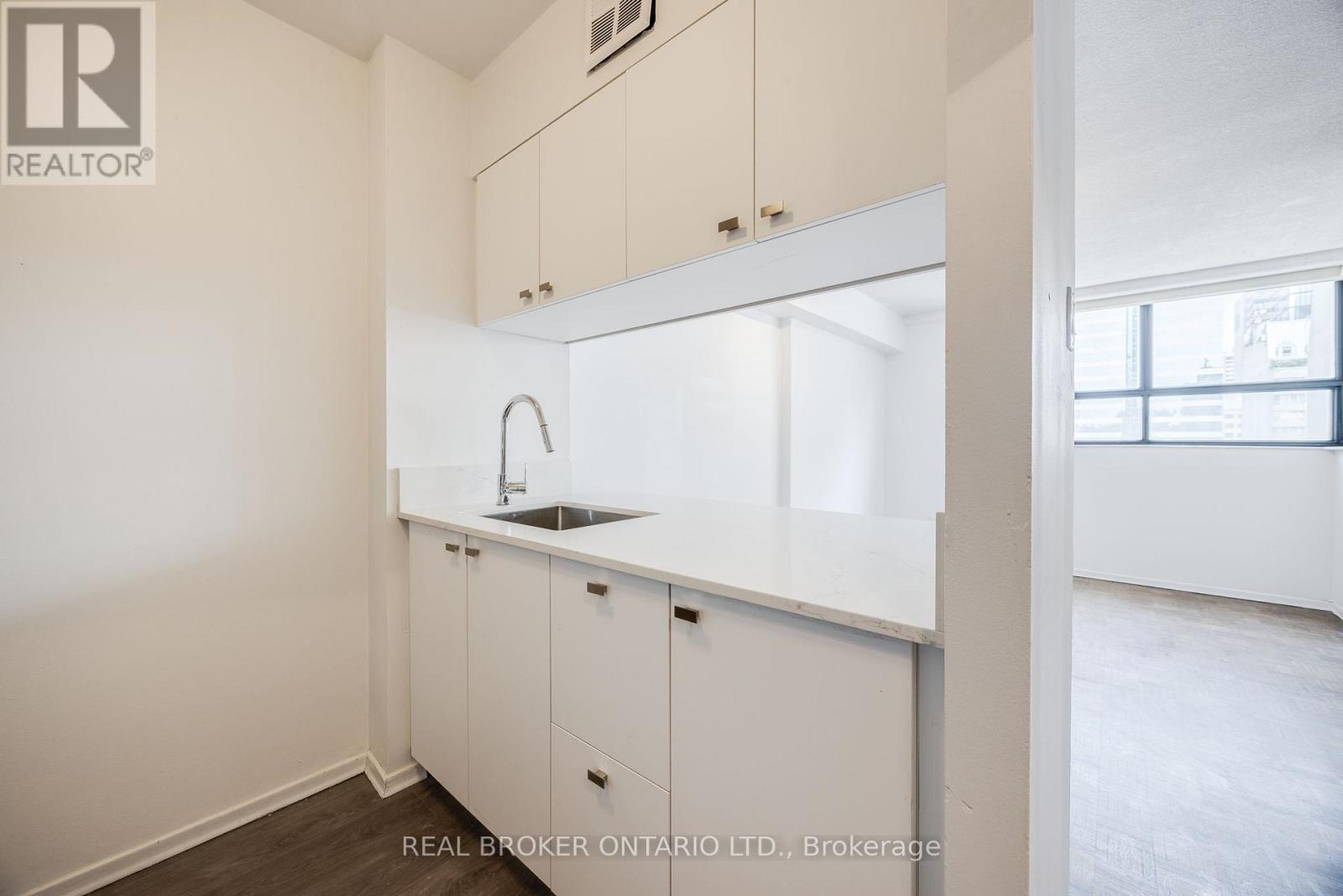 708 - 105 Mc Caul Street, Toronto, Ontario  M5T 2X4 - Photo 4 - C13186276