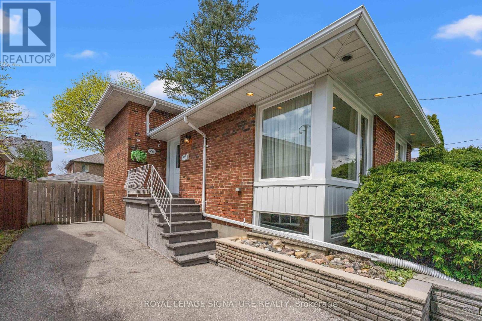 16 Shrewsbury Square, Toronto, Ontario  M1T 1L2 - Photo 2 - E13186594