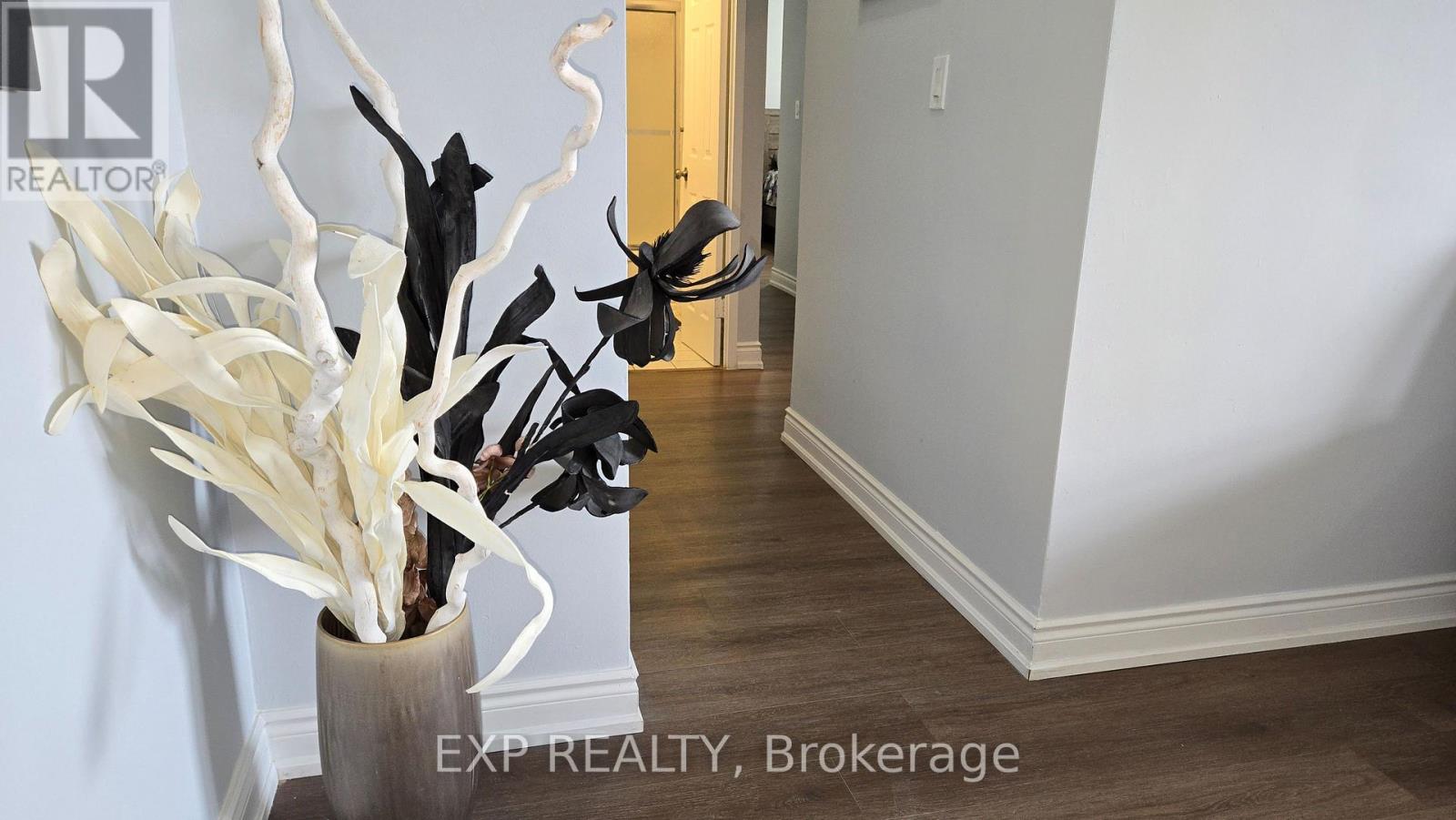 508 - 2485 Woking Crescent, Mississauga, Ontario  L5K 1Z6 - Photo 3 - W13186438