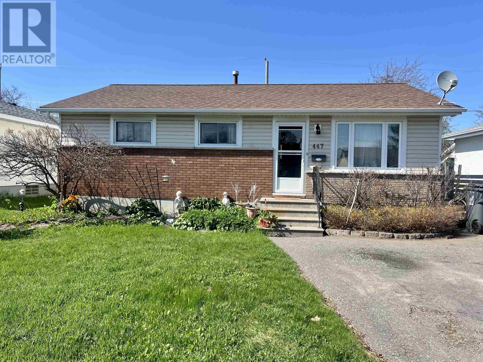 447 Pineview Bay, Thunder Bay, Ontario  P7C 1Y6 - Photo 1 - TB2601215
