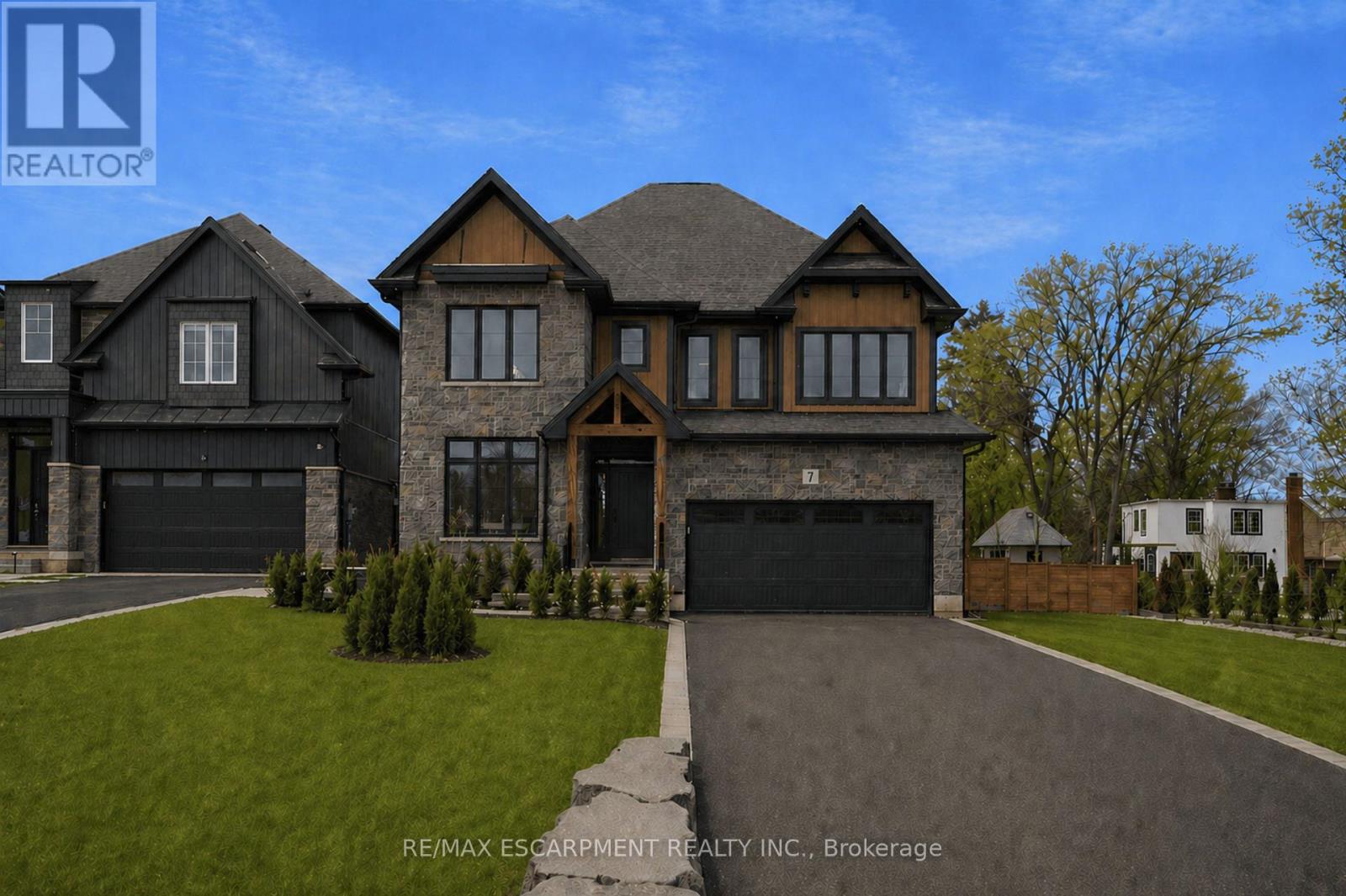 7 Bartlett Avenue, Grimsby, Ontario  L3M 5N7 - Photo 1 - X12825352