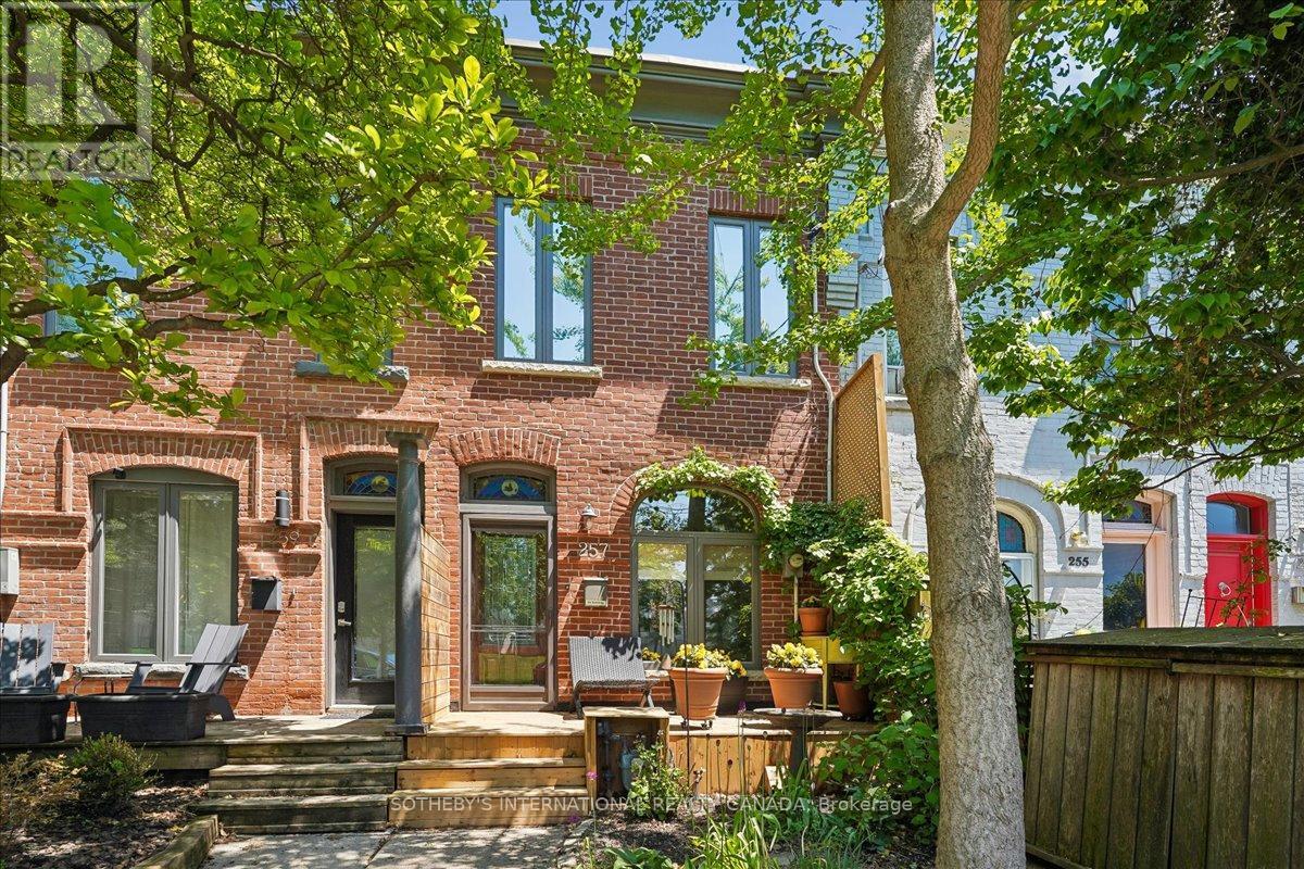 257 BOOTH AVENUE, Toronto, Ontario