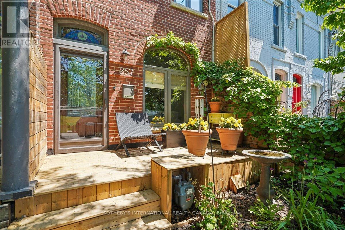 257 Booth Avenue, Toronto, Ontario  M4M 2M7 - Photo 2 - E13188248