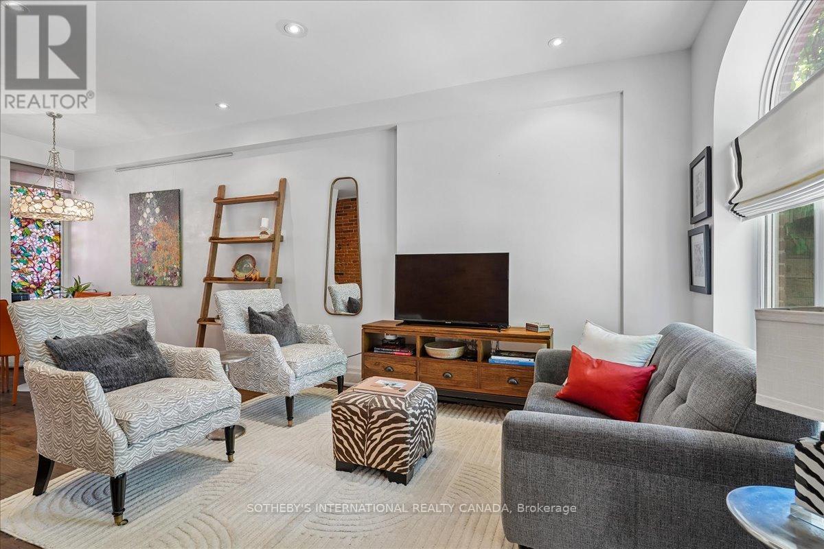 257 Booth Avenue, Toronto, Ontario  M4M 2M7 - Photo 3 - E13188248