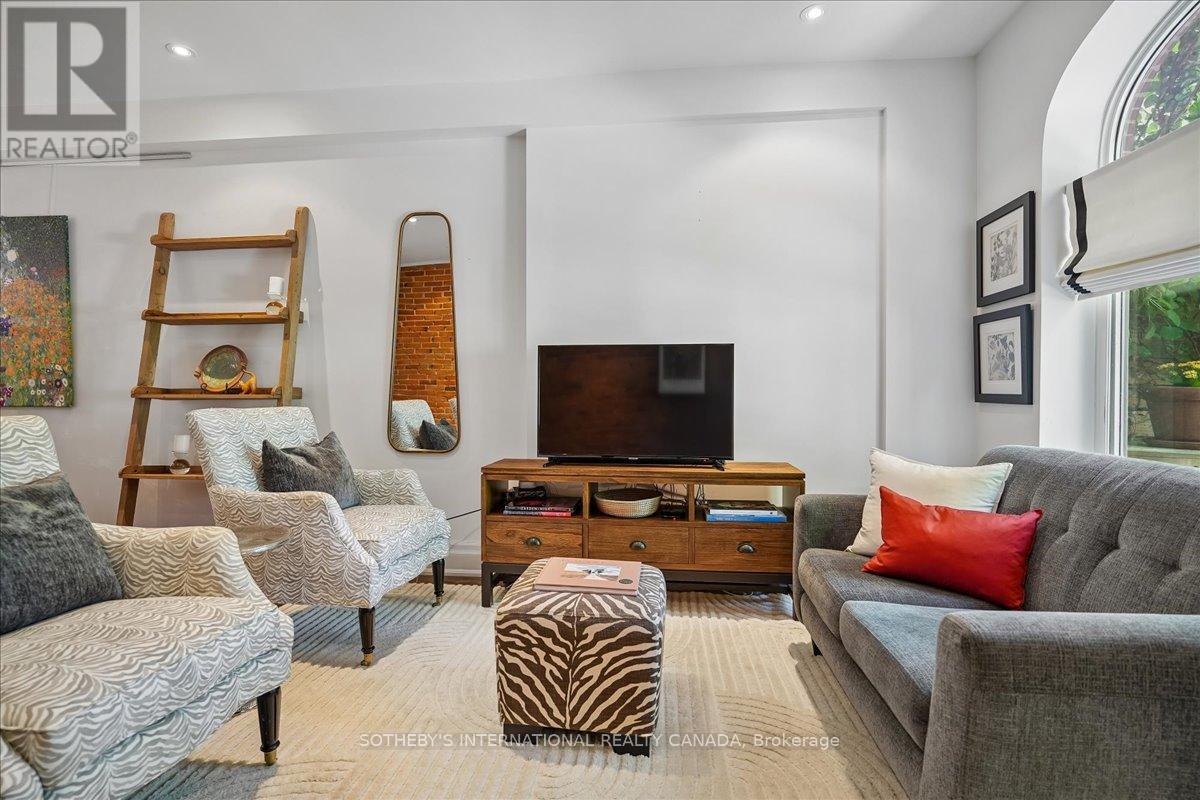 257 Booth Avenue, Toronto, Ontario  M4M 2M7 - Photo 4 - E13188248