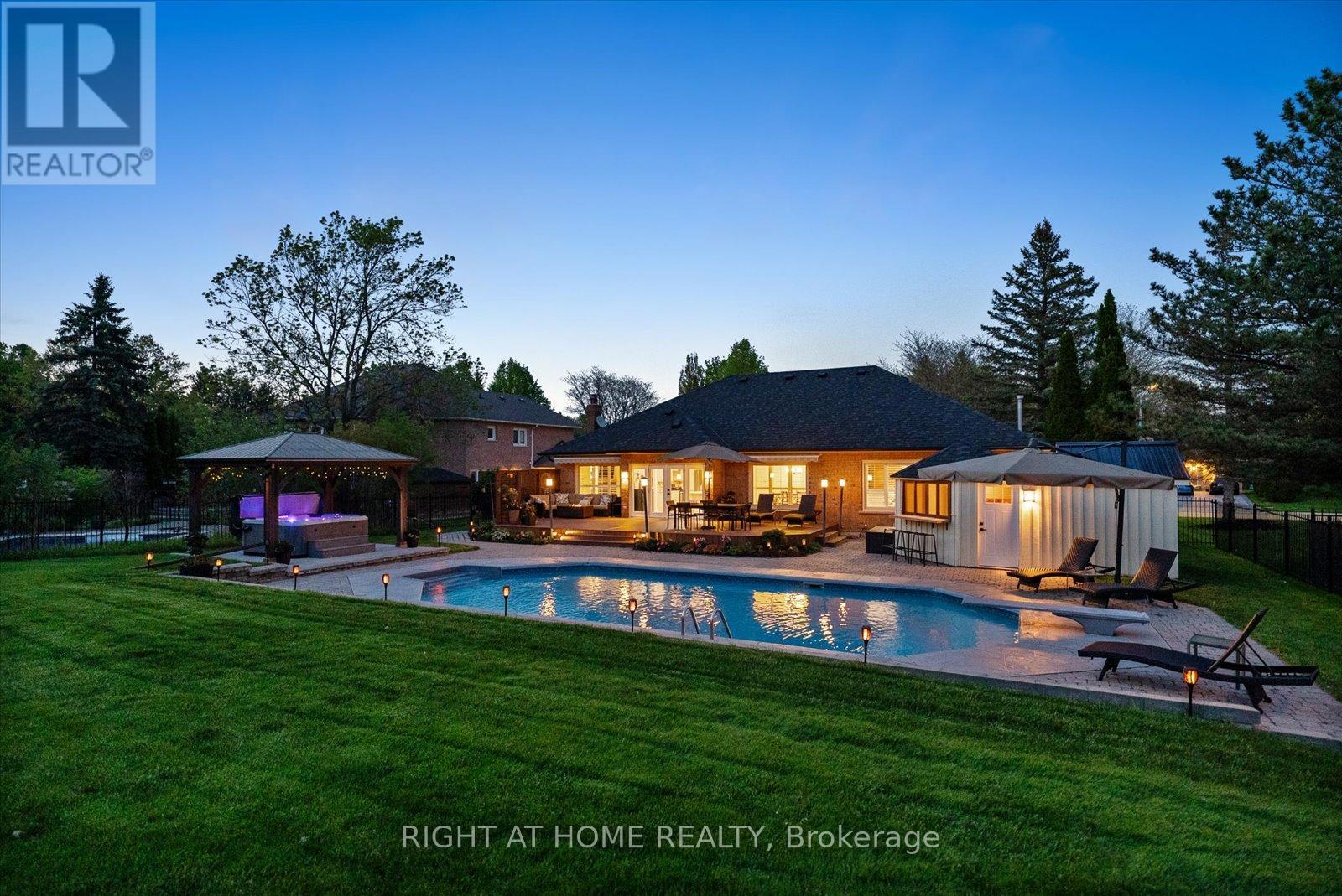33 WELLINGTON HEIGHTS COURT, Aurora, Ontario