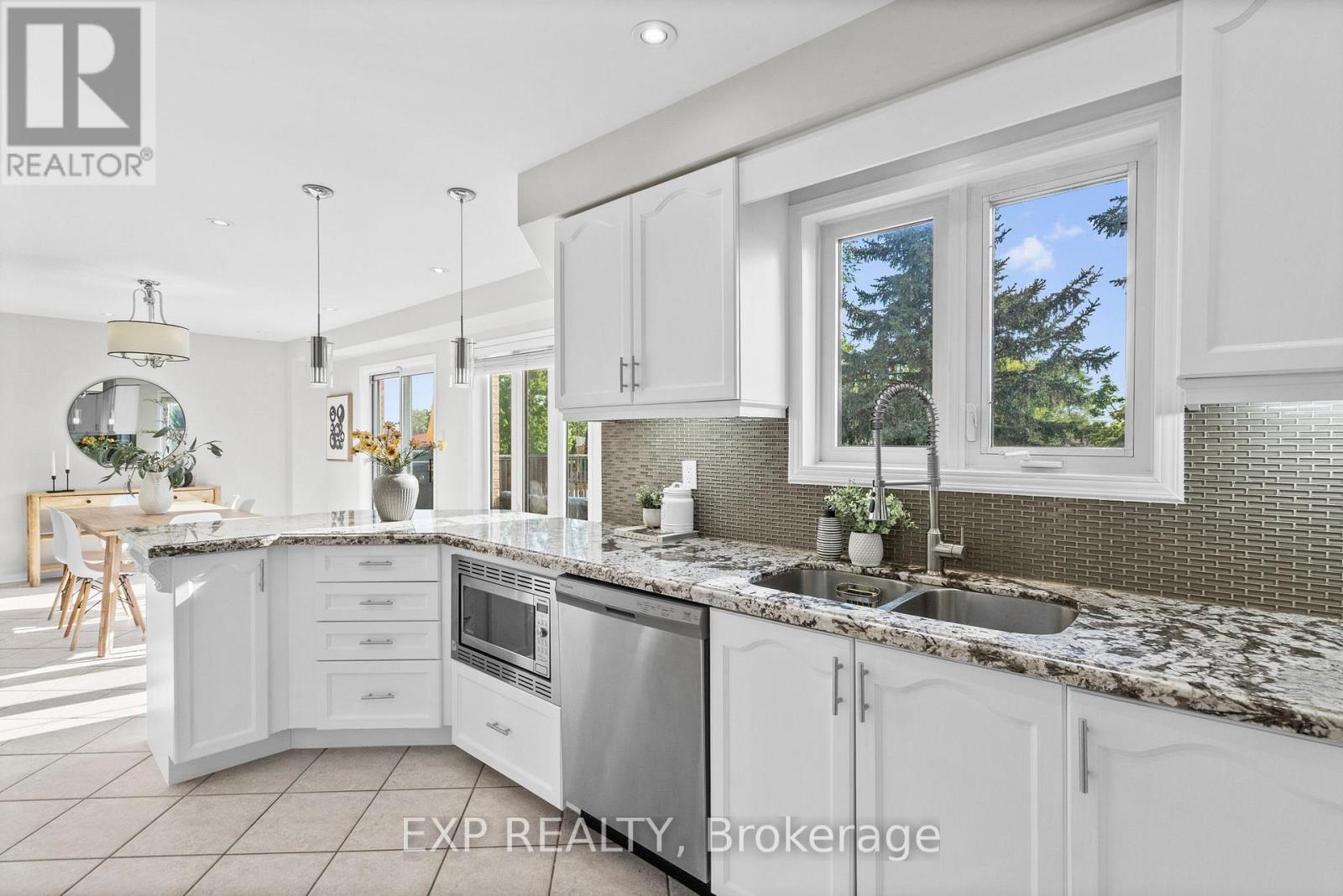 18 Fox Run Lane, Bradford West Gwillimbury, Ontario  L3Z 2Z3 - Photo 11 - N13188226