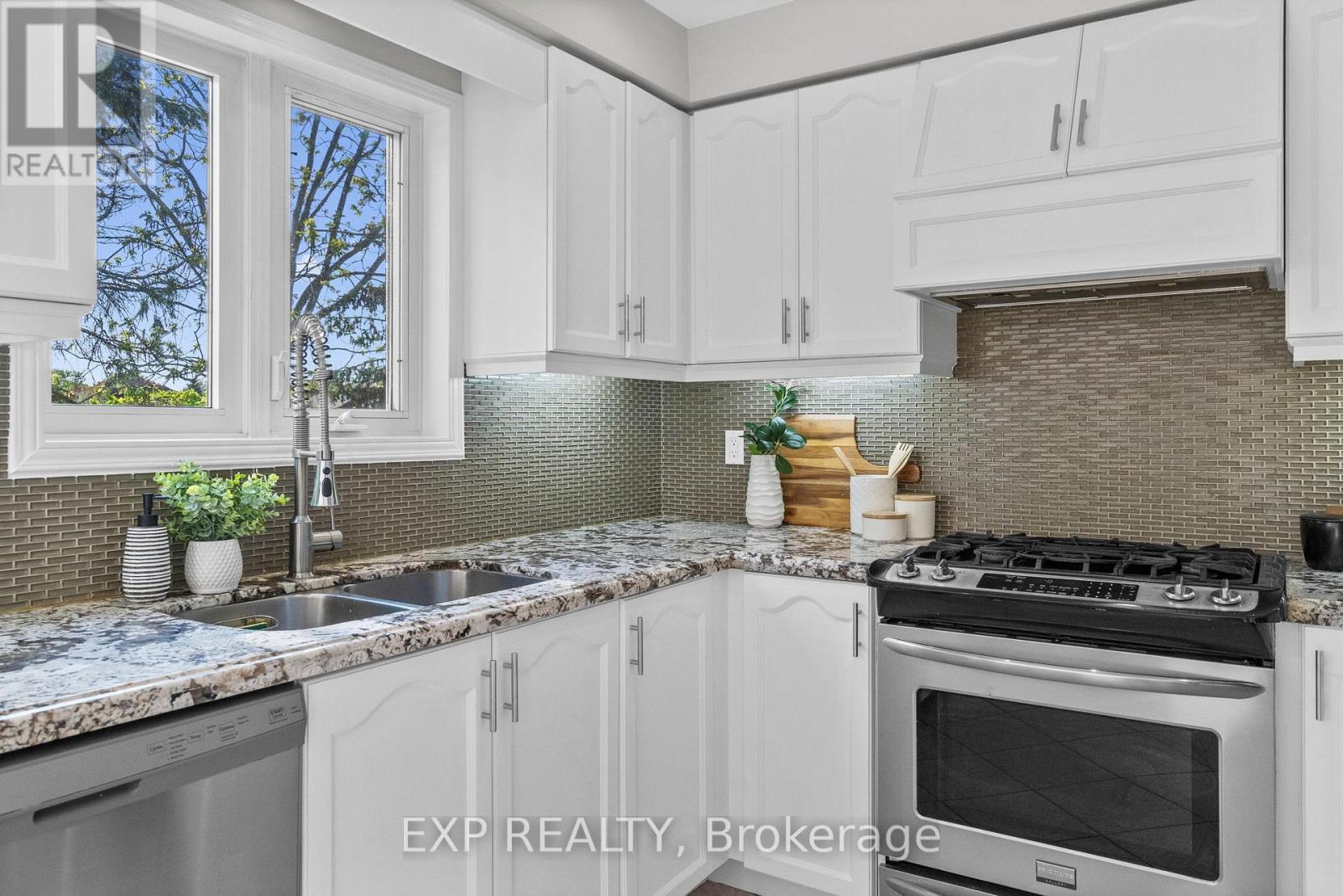 18 Fox Run Lane, Bradford West Gwillimbury, Ontario  L3Z 2Z3 - Photo 12 - N13188226