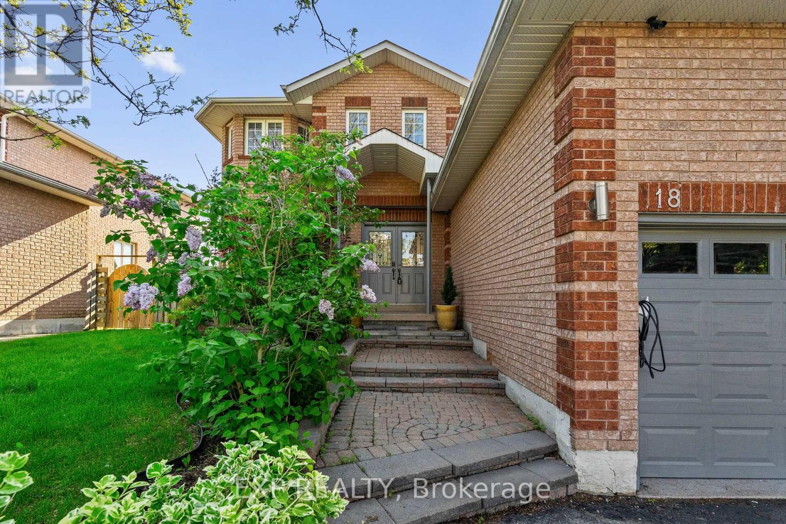 18 Fox Run Lane, Bradford West Gwillimbury, Ontario  L3Z 2Z3 - Photo 2 - N13188226
