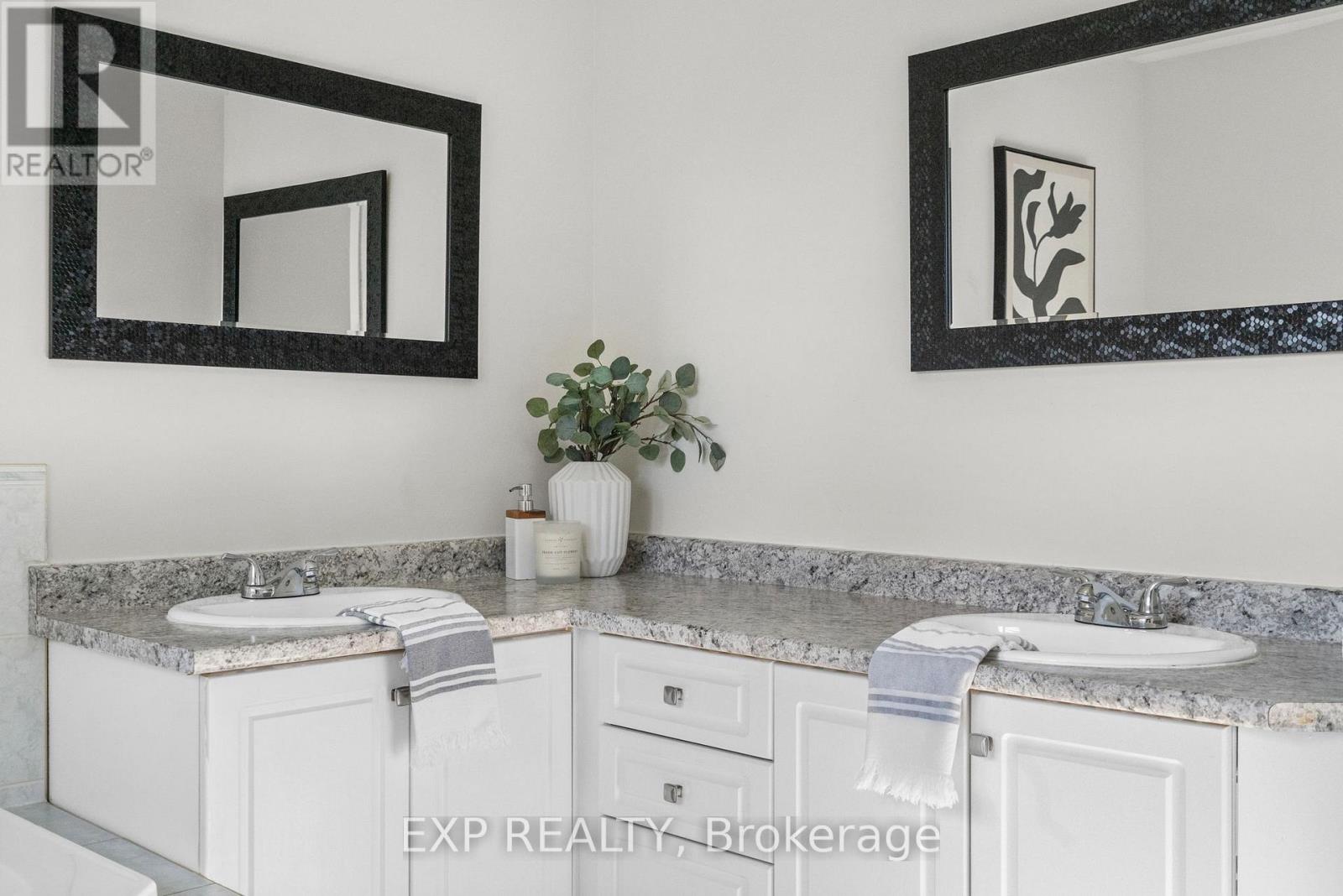 18 Fox Run Lane, Bradford West Gwillimbury, Ontario  L3Z 2Z3 - Photo 33 - N13188226