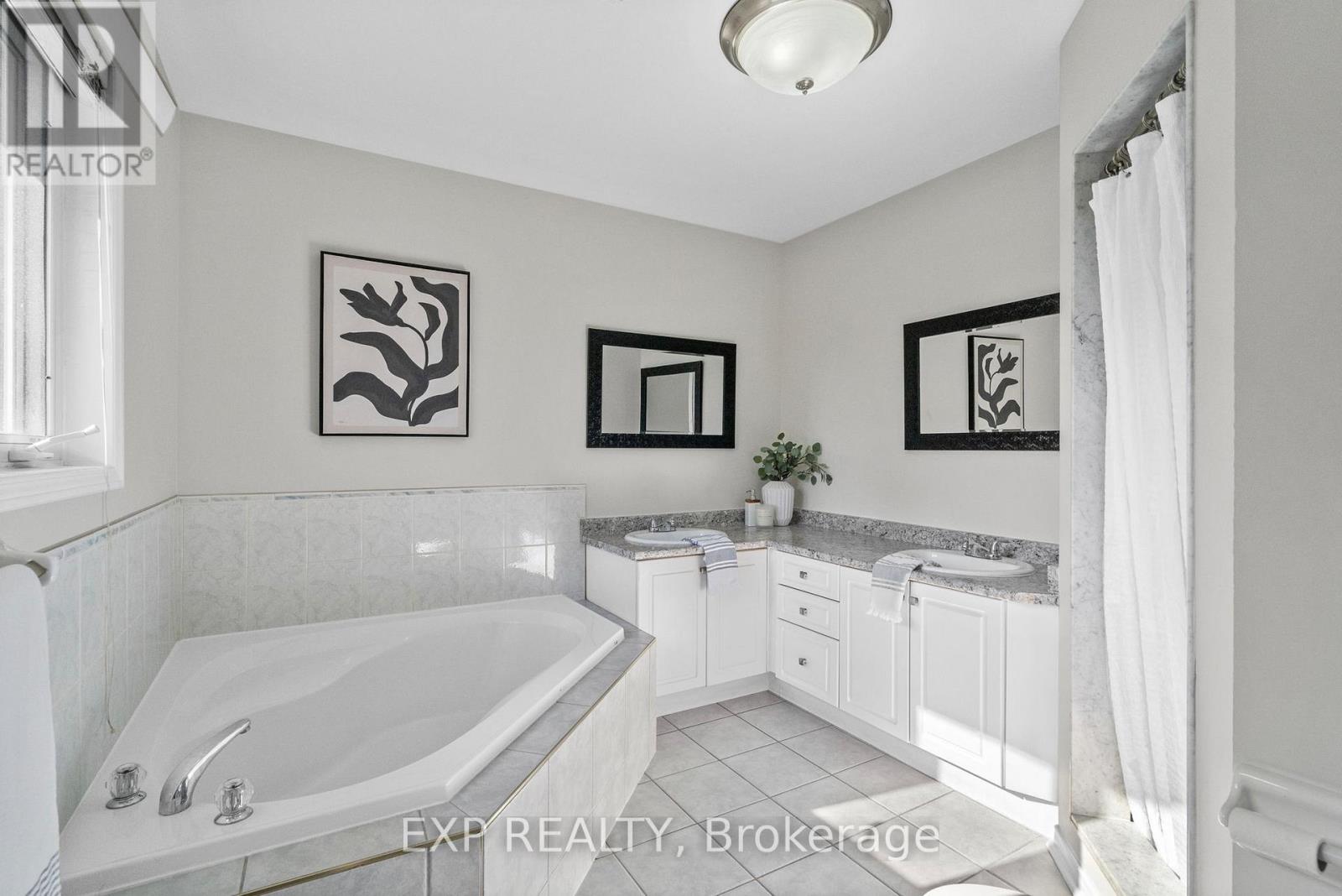 18 Fox Run Lane, Bradford West Gwillimbury, Ontario  L3Z 2Z3 - Photo 34 - N13188226