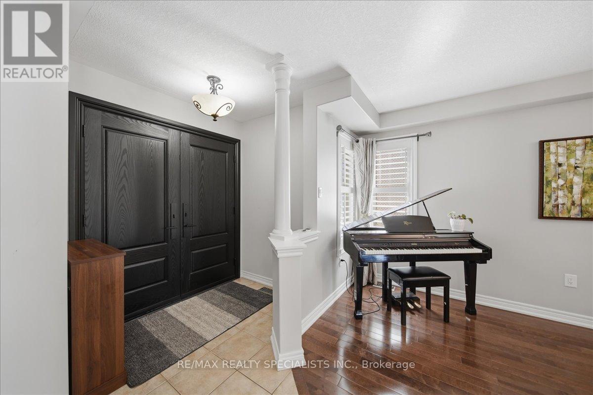 46 Wyman Crescent, Bradford West Gwillimbury, Ontario L3Z 3J6 - Photo 4 - N13189056