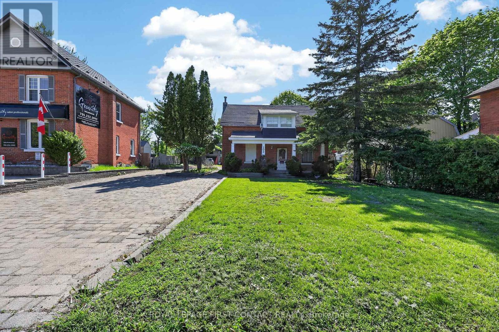 202 Bradford Street, Barrie (Lakeshore), Ontario  L4N 3B6 - Photo 2 - S13187324