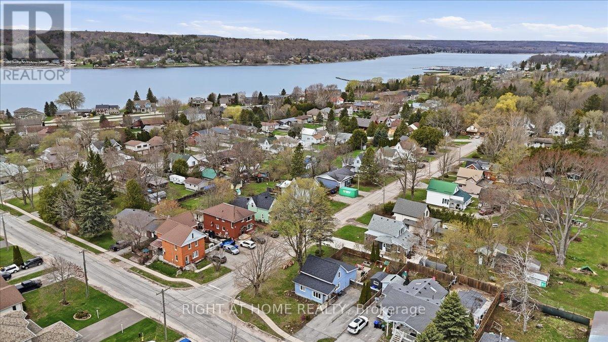 1 Leonard Avenue, Penetanguishene, Ontario  L9M 1C8 - Photo 2 - S13188120