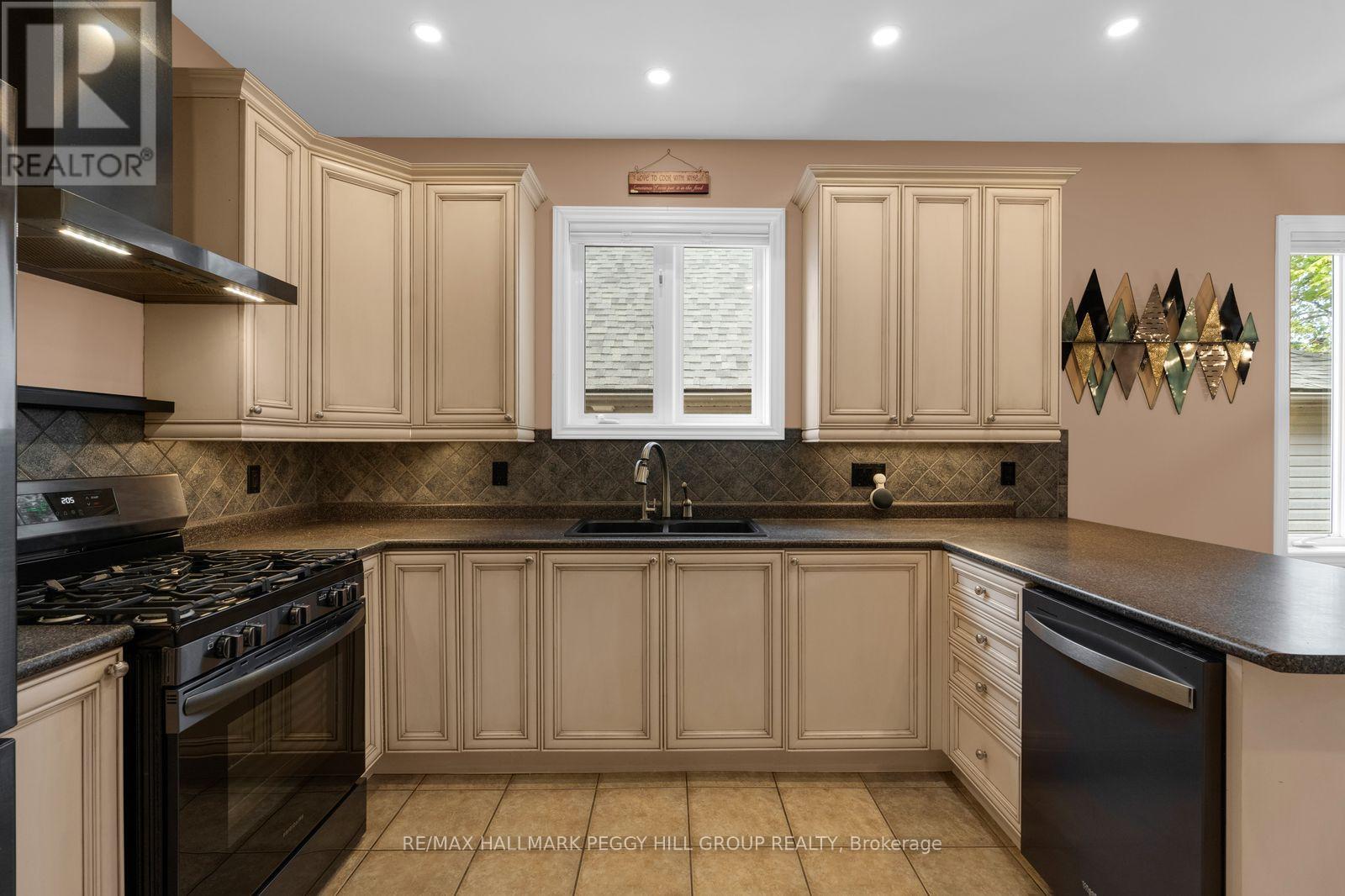 17 Oakmont Avenue, Oro-Medonte (Horseshoe Valley), Ontario  L0L 2L0 - Photo 5 - S13188218