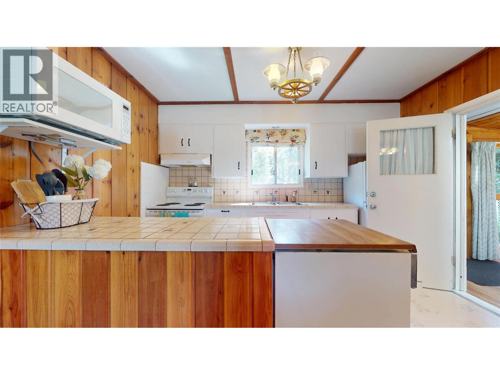 2401 Garbutts Lake Road, Fort Steele, British Columbia  V0B 2J0 - Photo 4 - 10384115