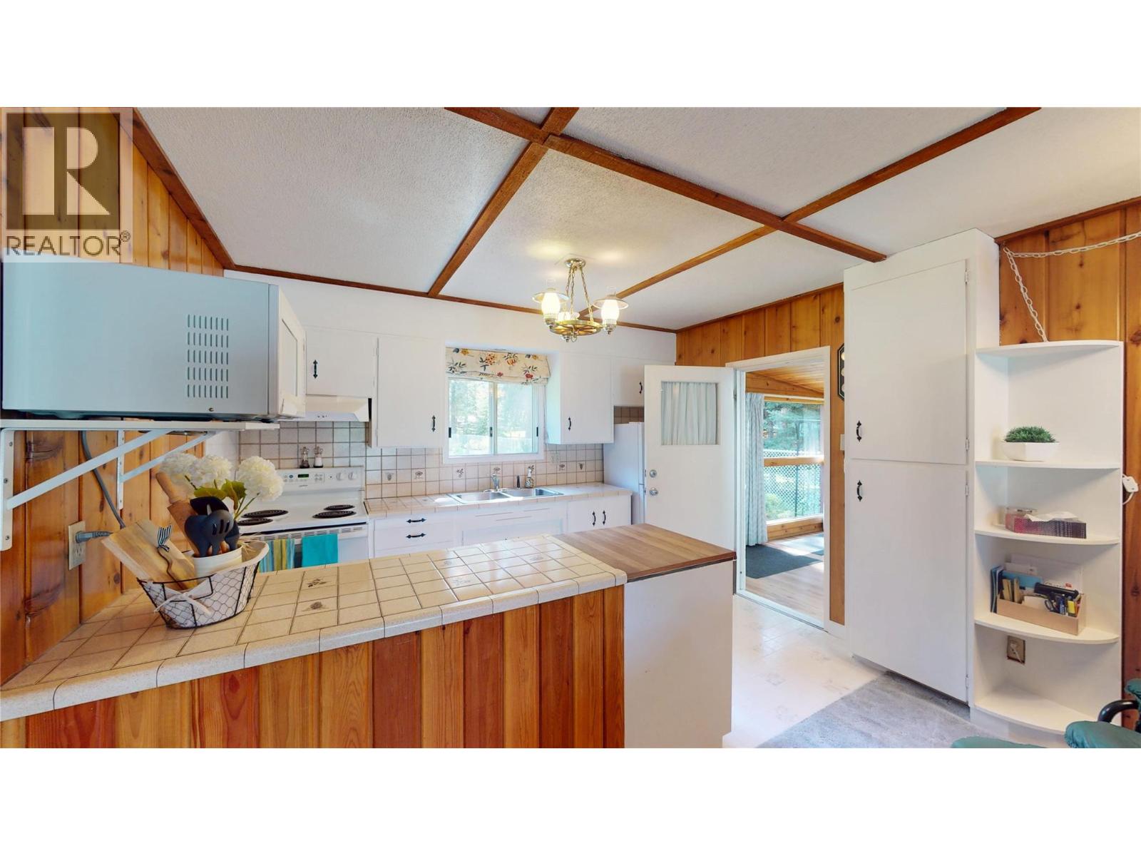 2401 Garbutts Lake Road, Fort Steele, British Columbia  V0B 2J0 - Photo 3 - 10384115