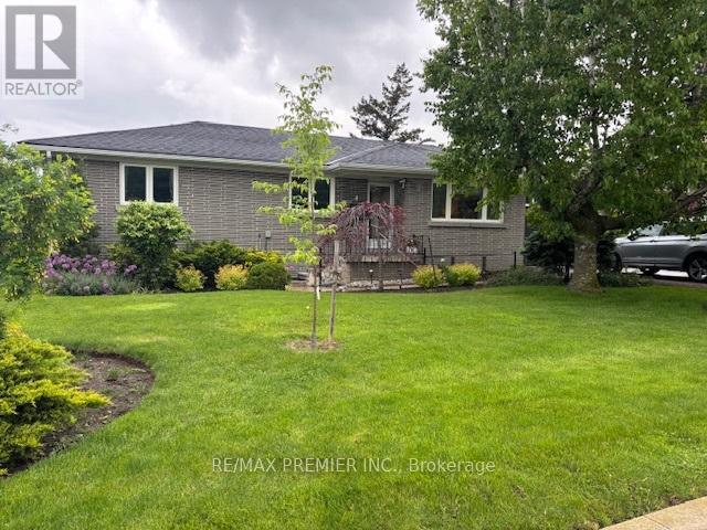 4 Weldon Court, Toronto, Ontario  M6L 1V5 - Photo 4 - W13187546