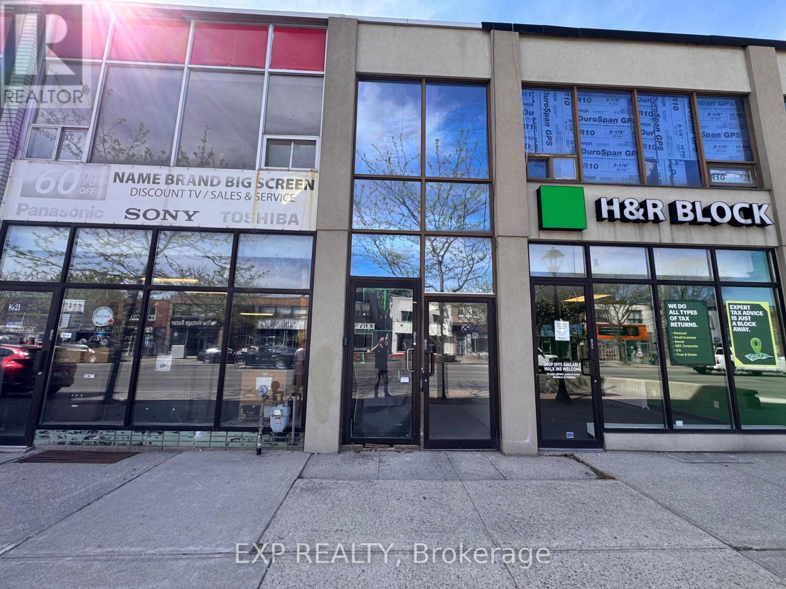 1 - 256 Lakeshore Road E, Mississauga, Ontario  L5G 1G9 - Photo 2 - W13188428