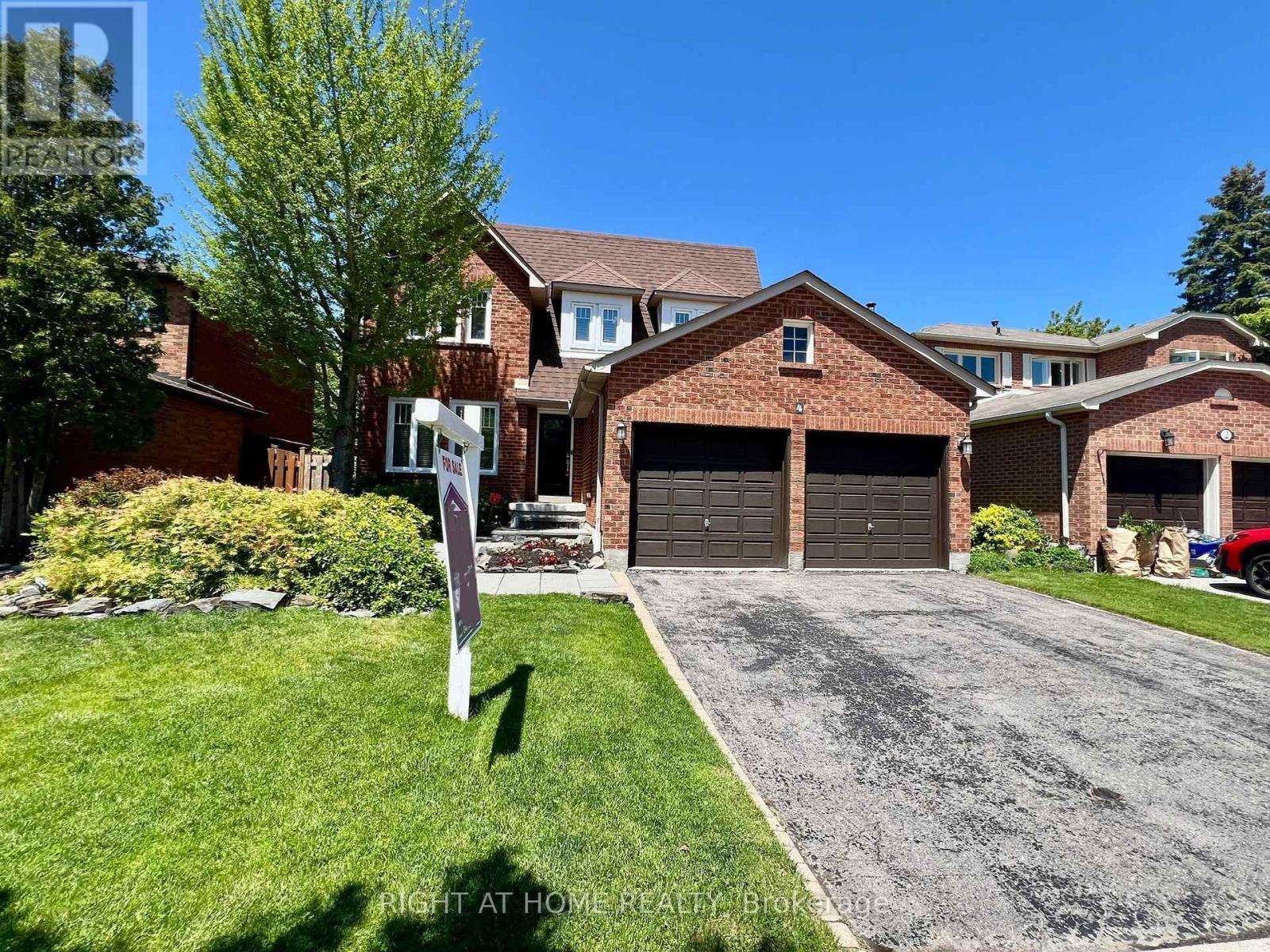 4 SILVERBIRCH PLACE, Whitby, Ontario