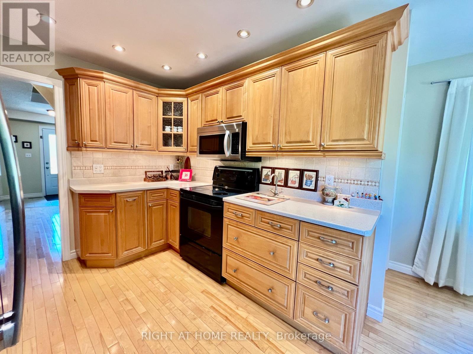 4 Silverbirch Place, Whitby, Ontario  L1R 1X7 - Photo 16 - E13050786