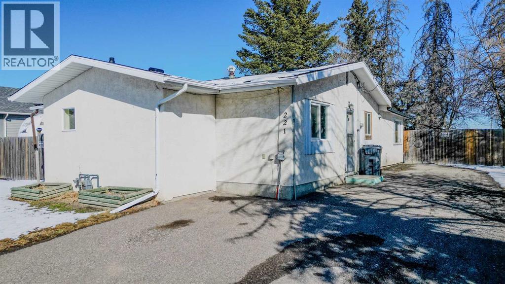 221 N 250 E, Raymond, Alberta  T0K 2S0 - Photo 1 - A2315235