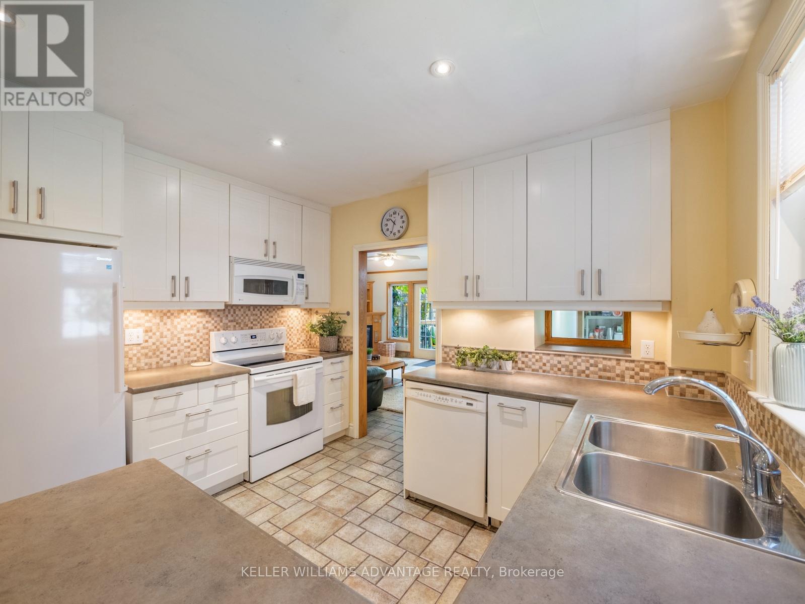27 Lyall Avenue, Toronto, Ontario  M4E 1W1 - Photo 14 - E13190146