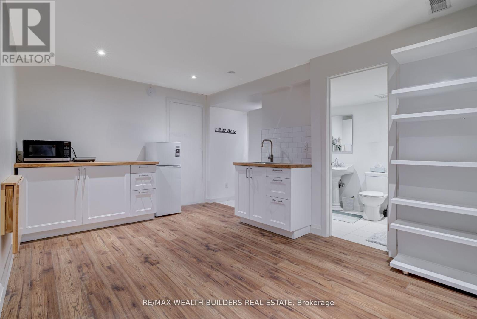 Lower - 172 Indian Road Crescent, Toronto, Ontario  M6P 2G3 - Photo 2 - W13190514