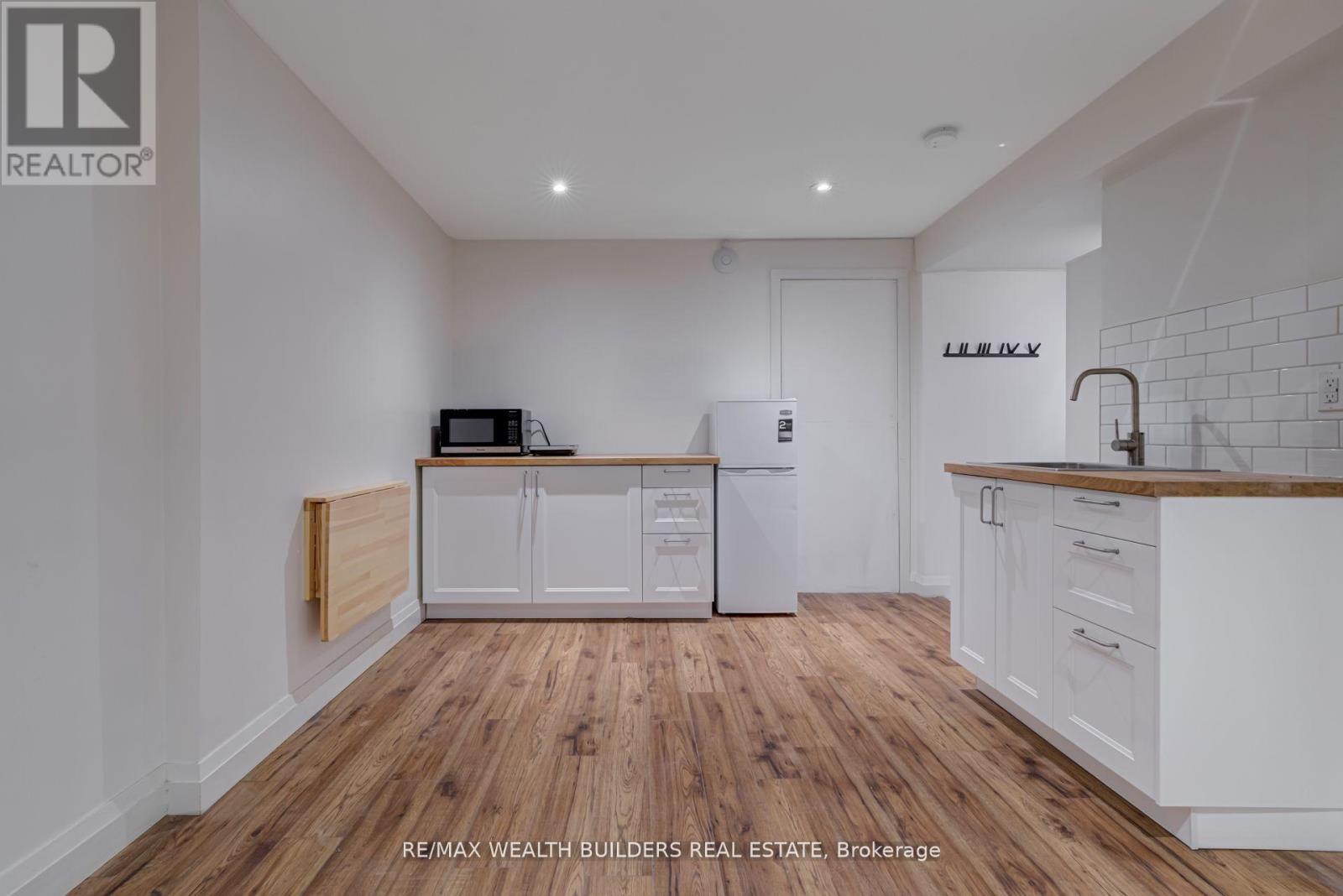 Lower - 172 Indian Road Crescent, Toronto, Ontario  M6P 2G3 - Photo 5 - W13190514