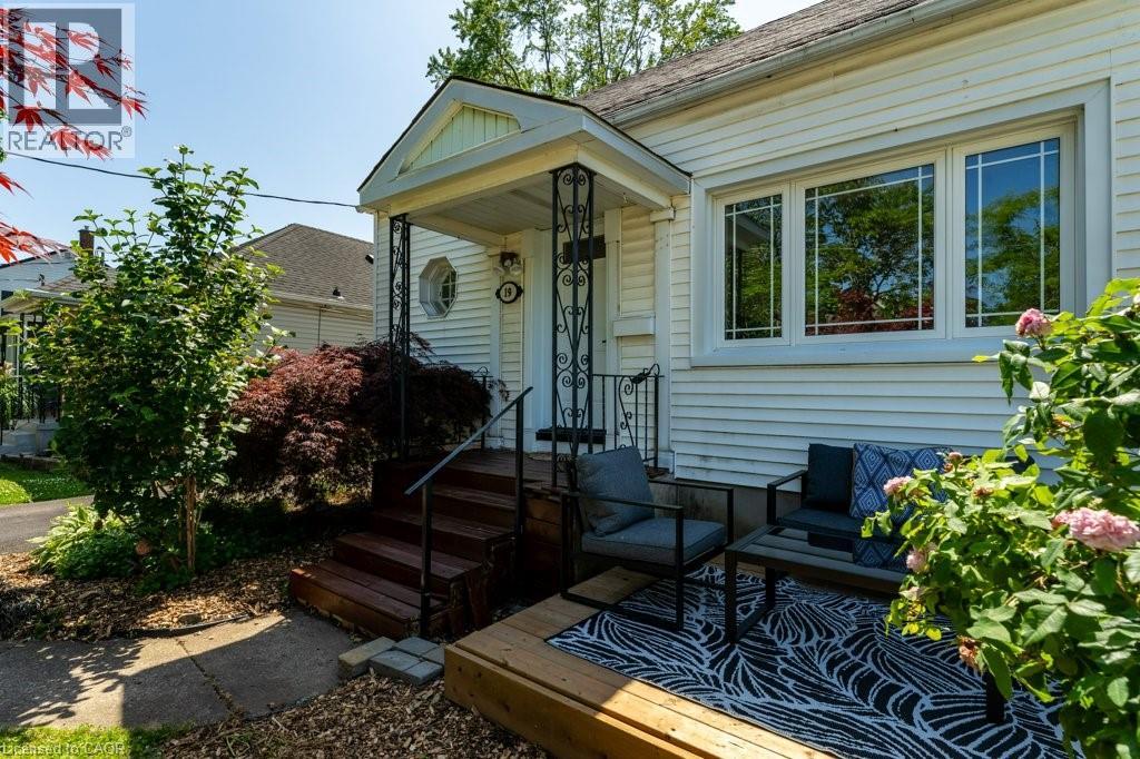 19 Columbia Street, St. Catharines, Ontario  L2R 5H5 - Photo 2 - 40832023
